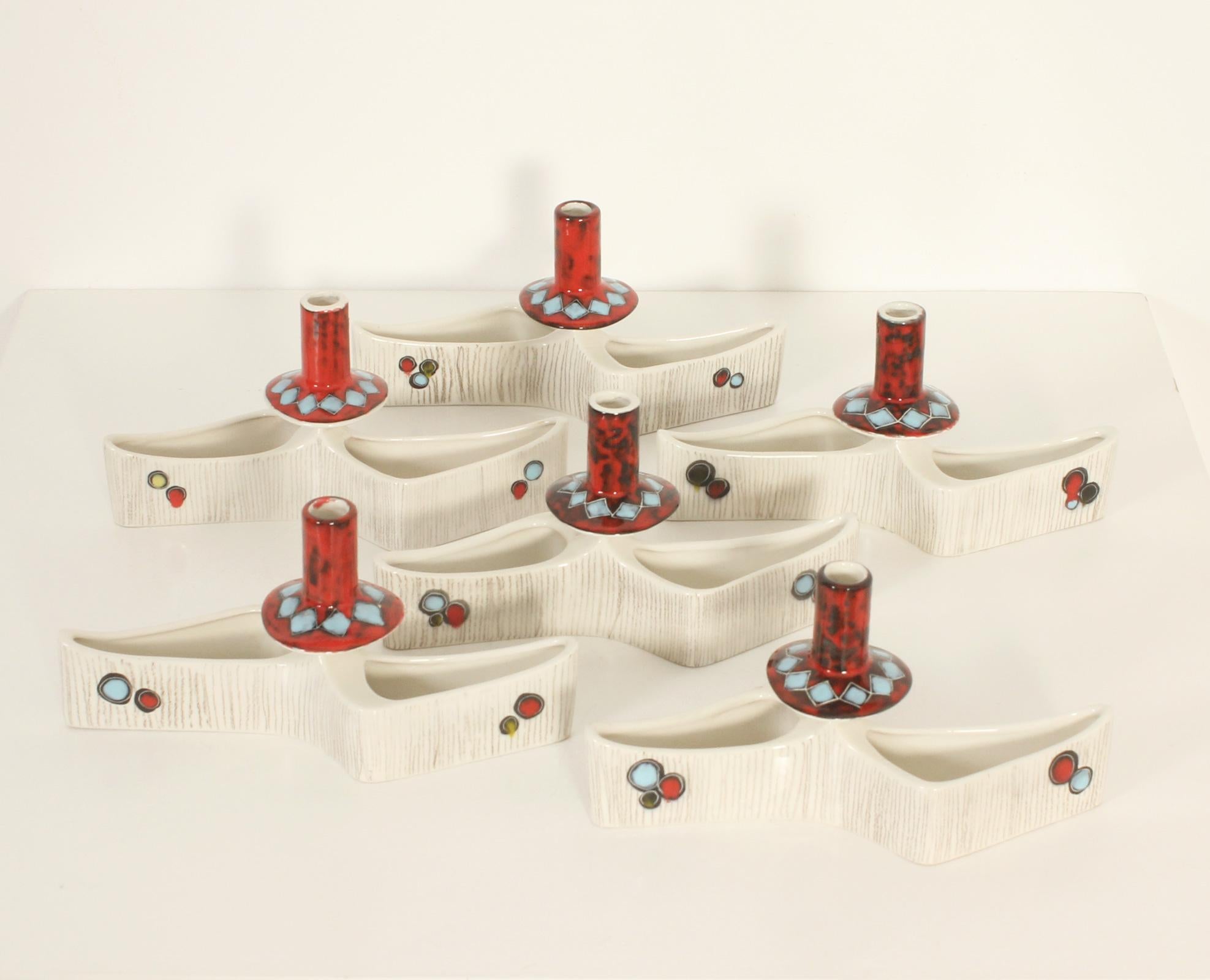 Ensemble de six bougeoirs italiens des années 1950. Céramique émaillée peinte à la main, avec des formes attachables qui peuvent fonctionner en groupe ou individuellement.