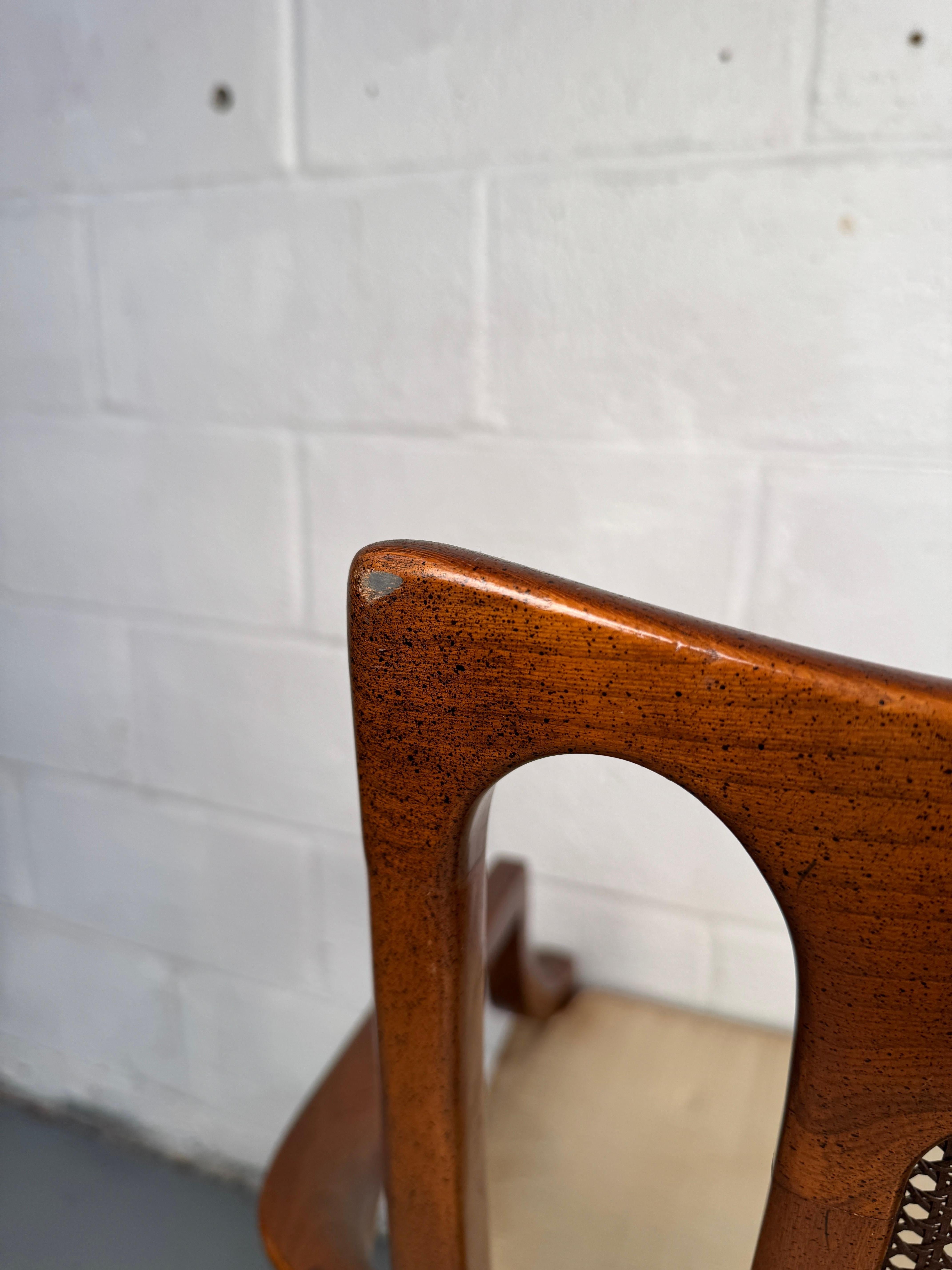 Set di sei sedie da pranzo con schienale a canne di White Furniture in vendita 3