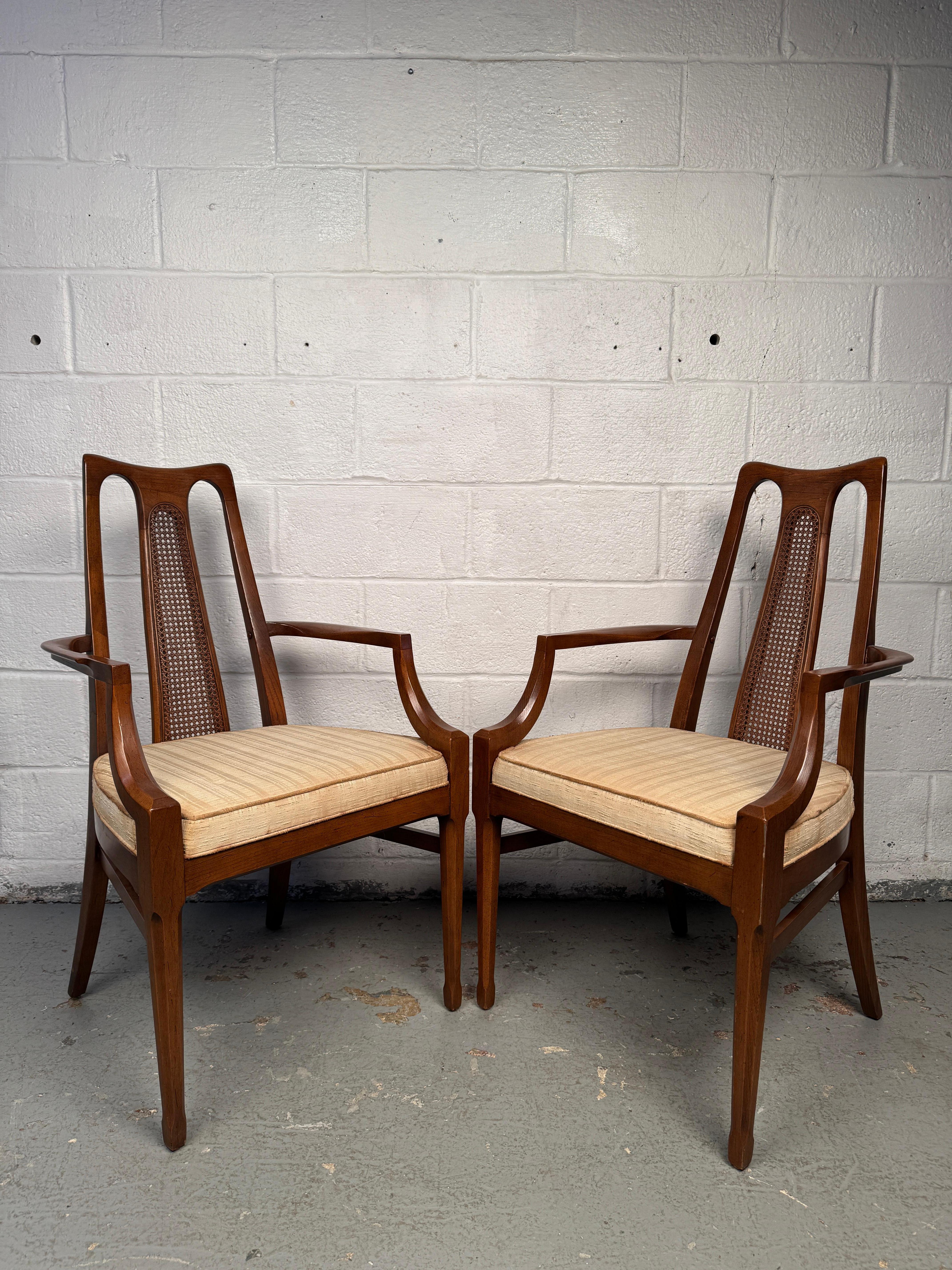 Mid-Century moderno Set di sei sedie da pranzo con schienale a canne di White Furniture in vendita