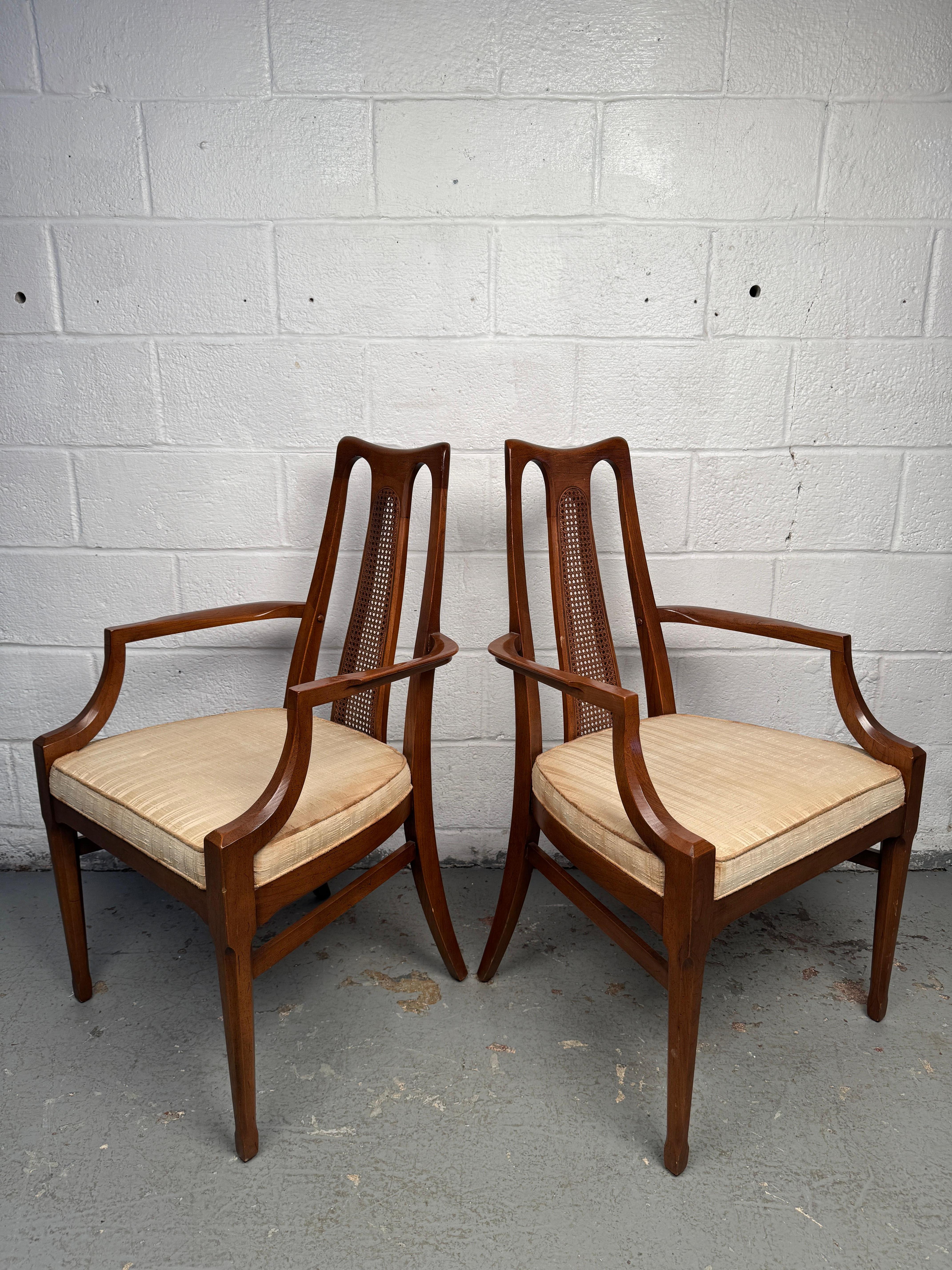 Americano Set di sei sedie da pranzo con schienale a canne di White Furniture in vendita