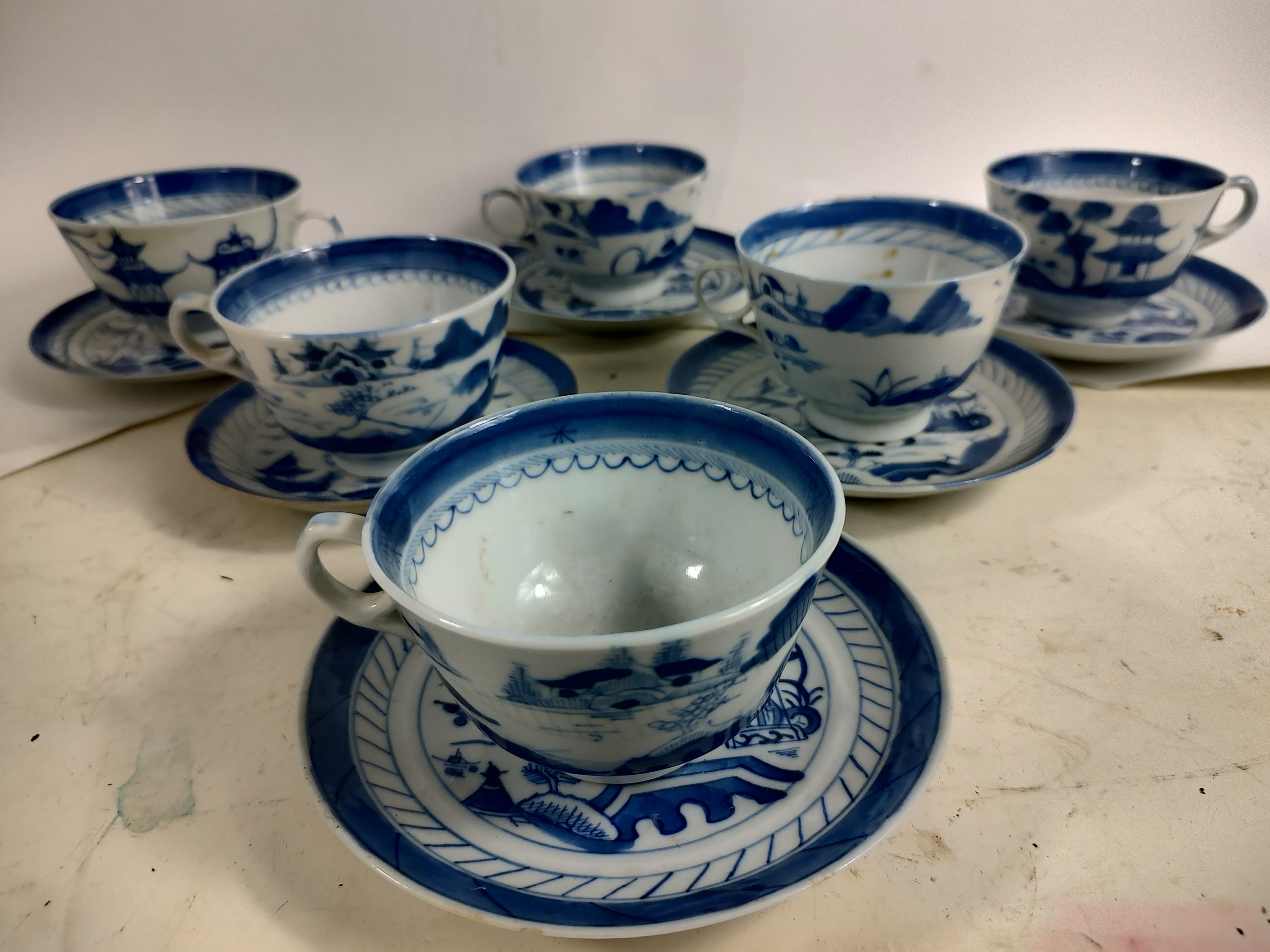 Satz von sechs kantonesischen blau-weißen Teetassen mit Untertassen 19. Jahrhundert, Anfang 20. (Chinesisch) im Angebot