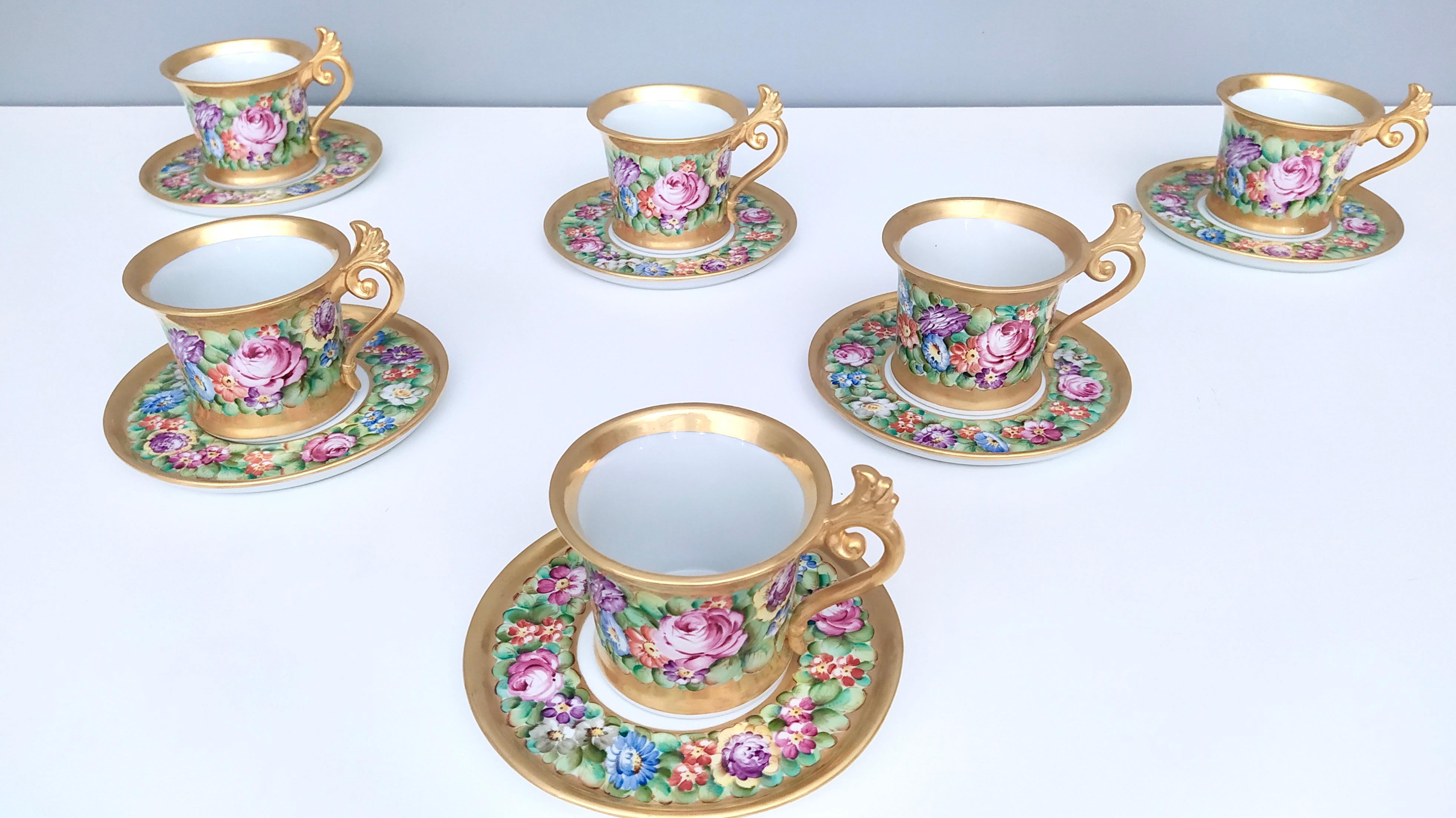 Made in Italy, años 50.
Este juego está fabricado en porcelana de Capodimonte y presenta motivos florales pintados a mano y bordes dorados.
Son de época, por lo que pueden mostrar ligeras huellas de uso, pero pueden considerarse en excelente estado