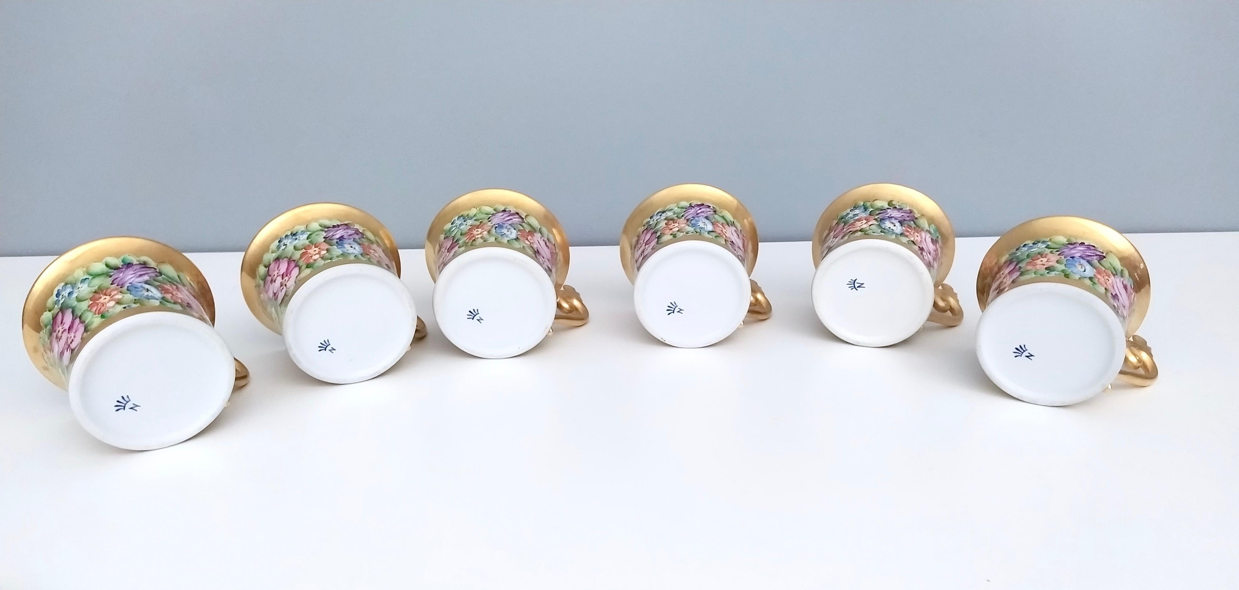 italien Ensemble de six tasses à thé / café en porcelaine de Capodimonte avec motifs floraux, Italie en vente