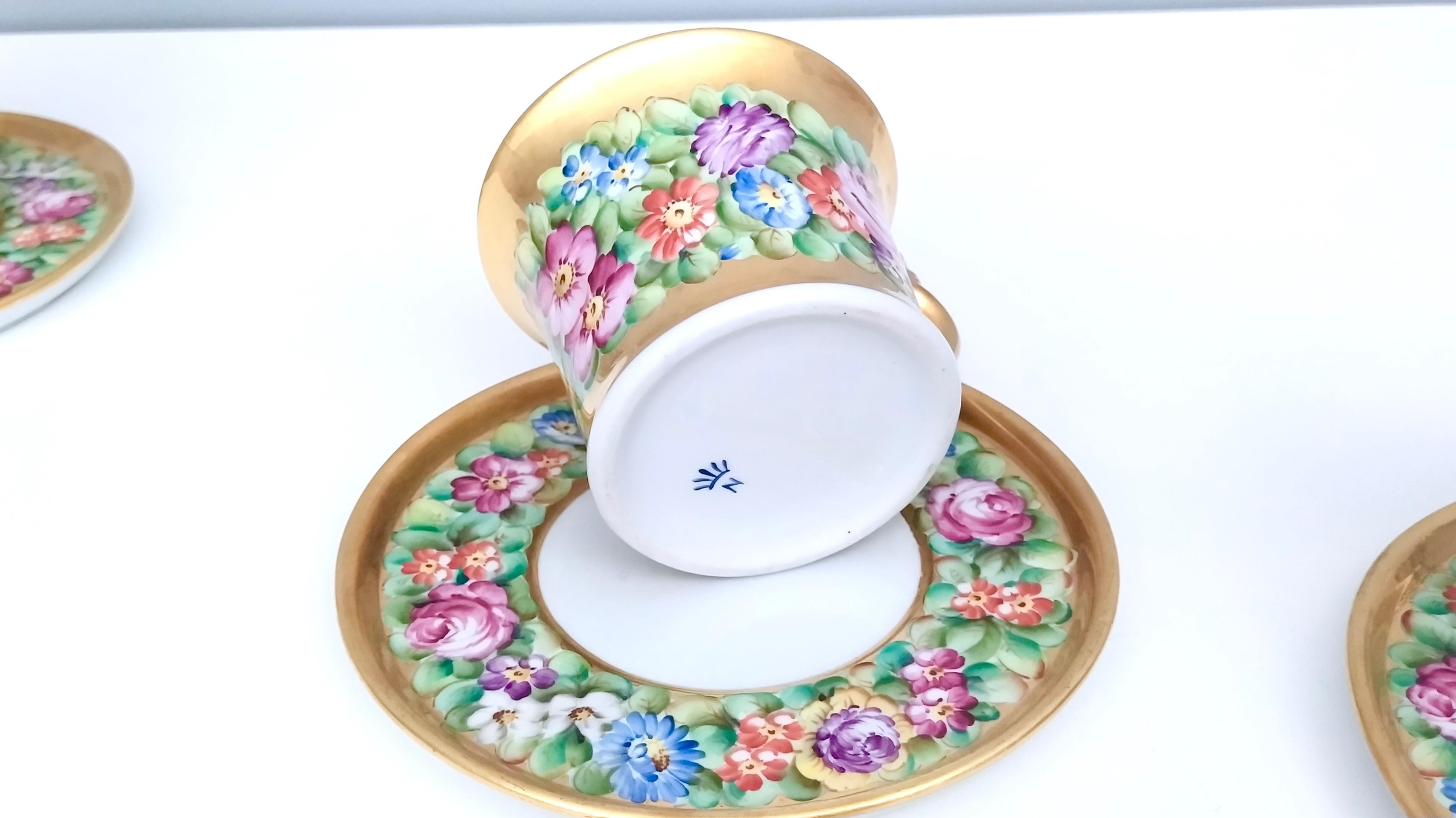 Peint à la main Ensemble de six tasses à thé / café en porcelaine de Capodimonte avec motifs floraux, Italie en vente