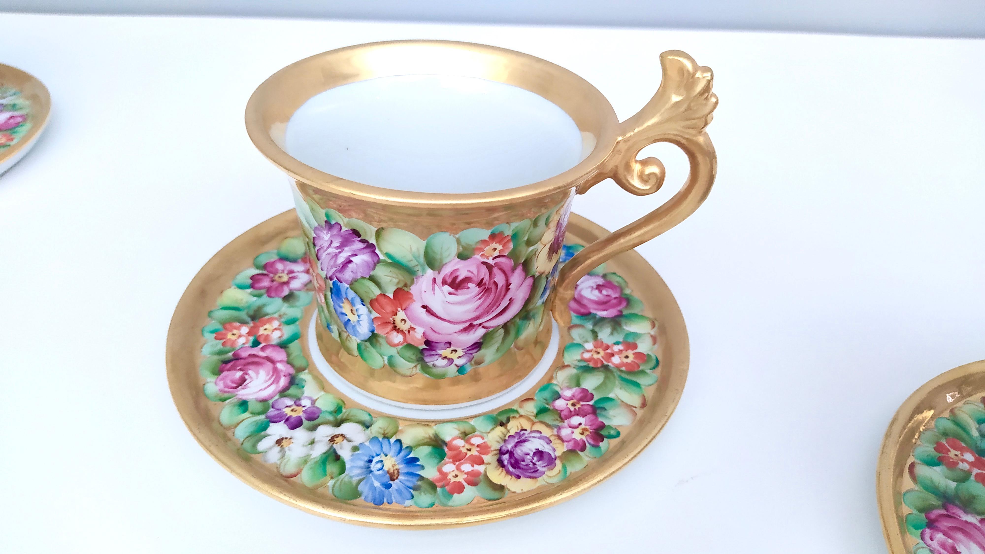 Milieu du XXe siècle Ensemble de six tasses à thé / café en porcelaine de Capodimonte avec motifs floraux, Italie en vente