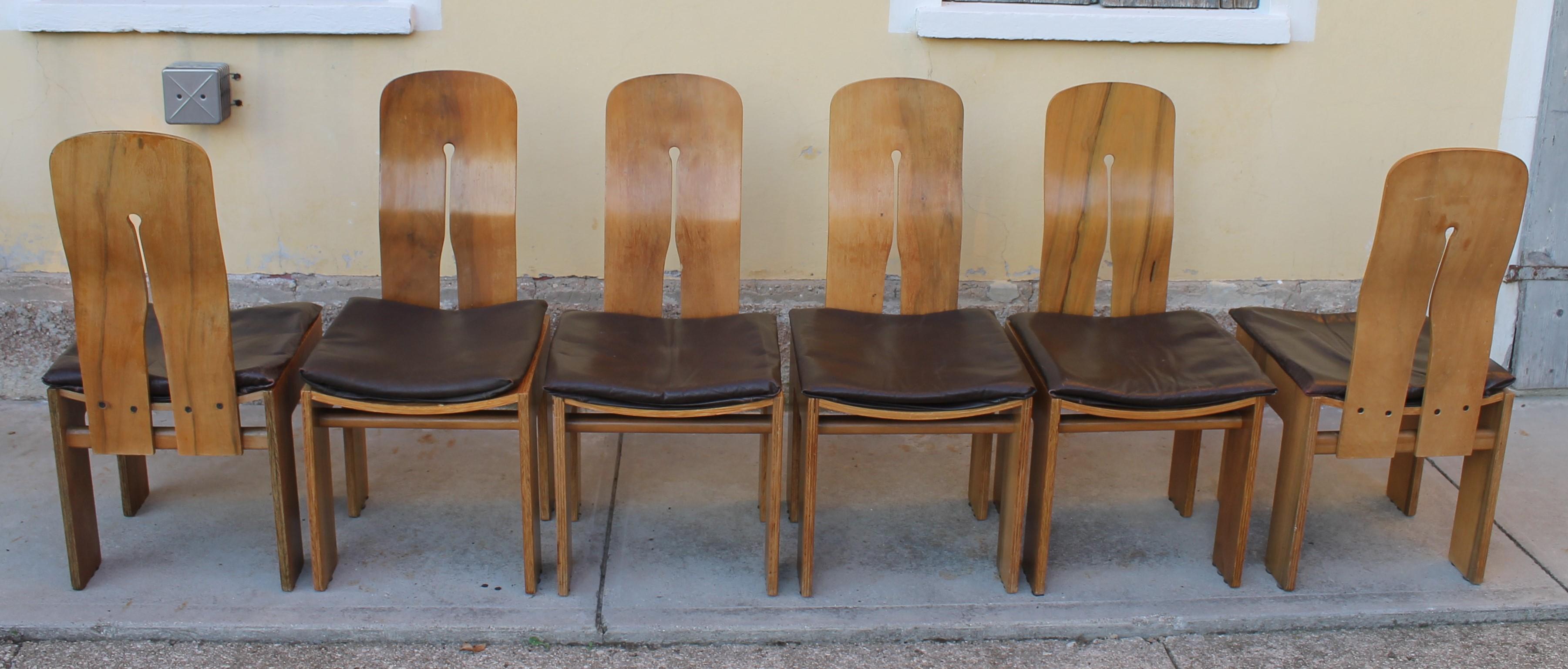Italiano Set of Six Carlo Scarpa 1934/765 Walnut Chairs for Bernini, Italy, 1977 in vendita