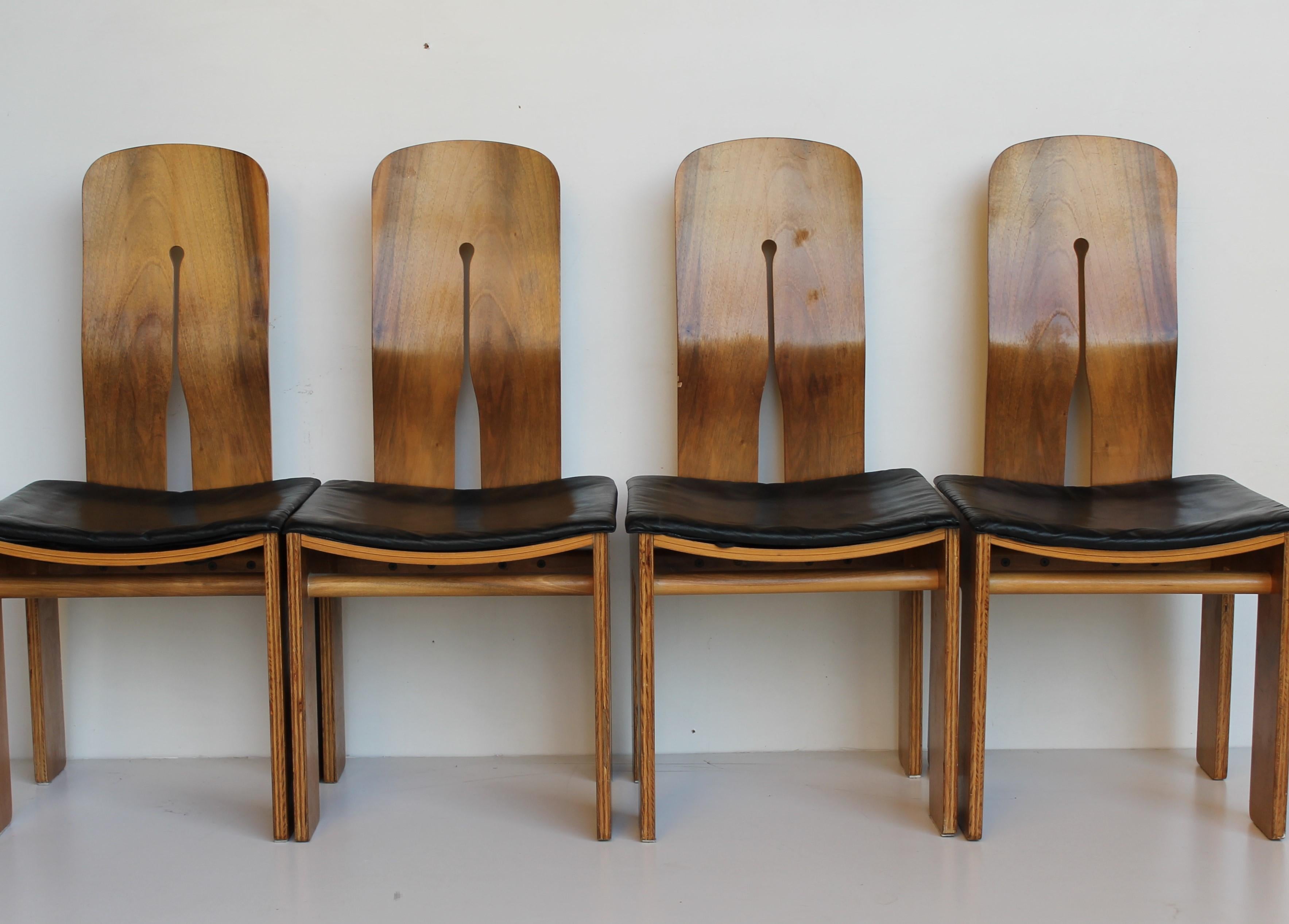 Set of six Carlo Scarpa Walnut and Black Leather Chairs for Bernini, Italy, 1977 7