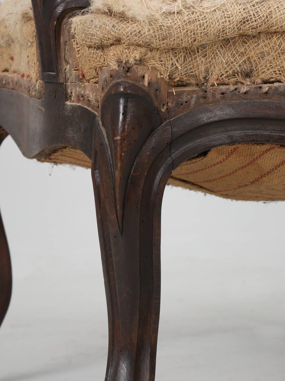 Ensemble de six chaises de salon ou de salon anciennes françaises sculptées en vente 7