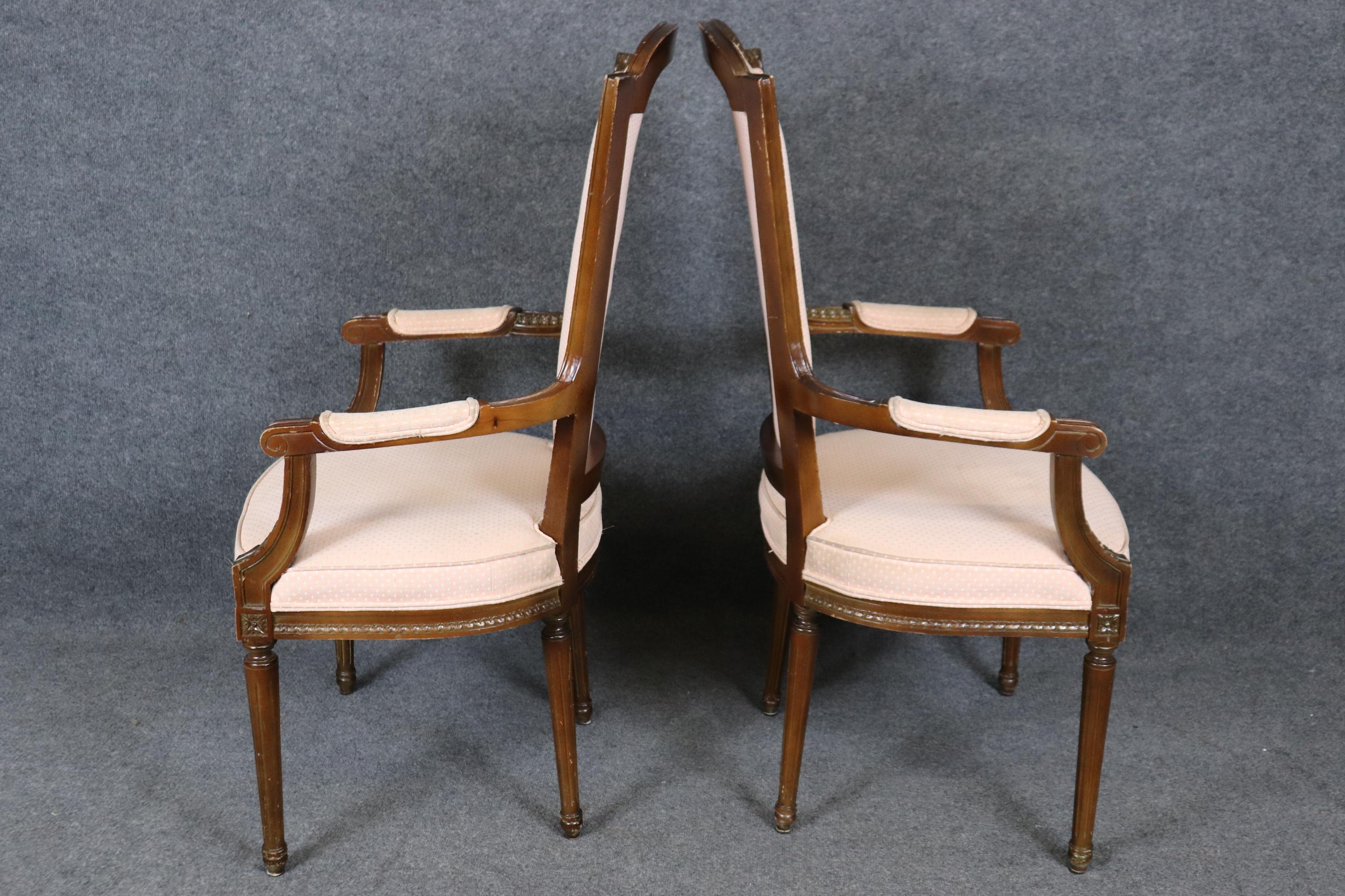Noce Set di sei sedie da pranzo con schienale alto Luigi XVI francese in noce intagliato, circa anni '40 in vendita