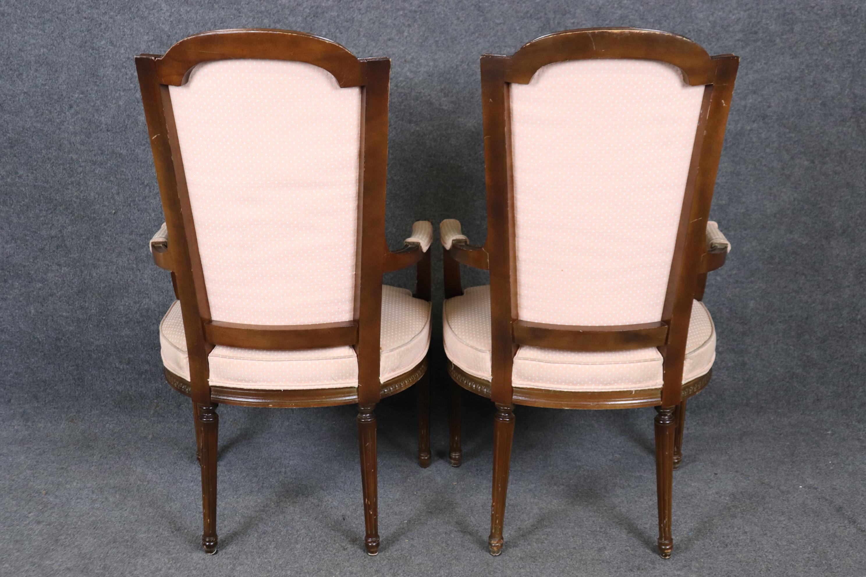 Set di sei sedie da pranzo con schienale alto Luigi XVI francese in noce intagliato, circa anni '40 in vendita 1