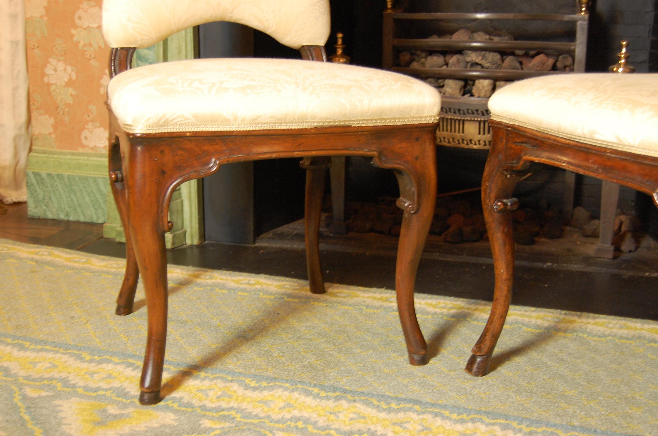 Set of Six Carved Walnut Italian Side Chairs, circa 1800 In Good Condition In Pittsburgh, PA