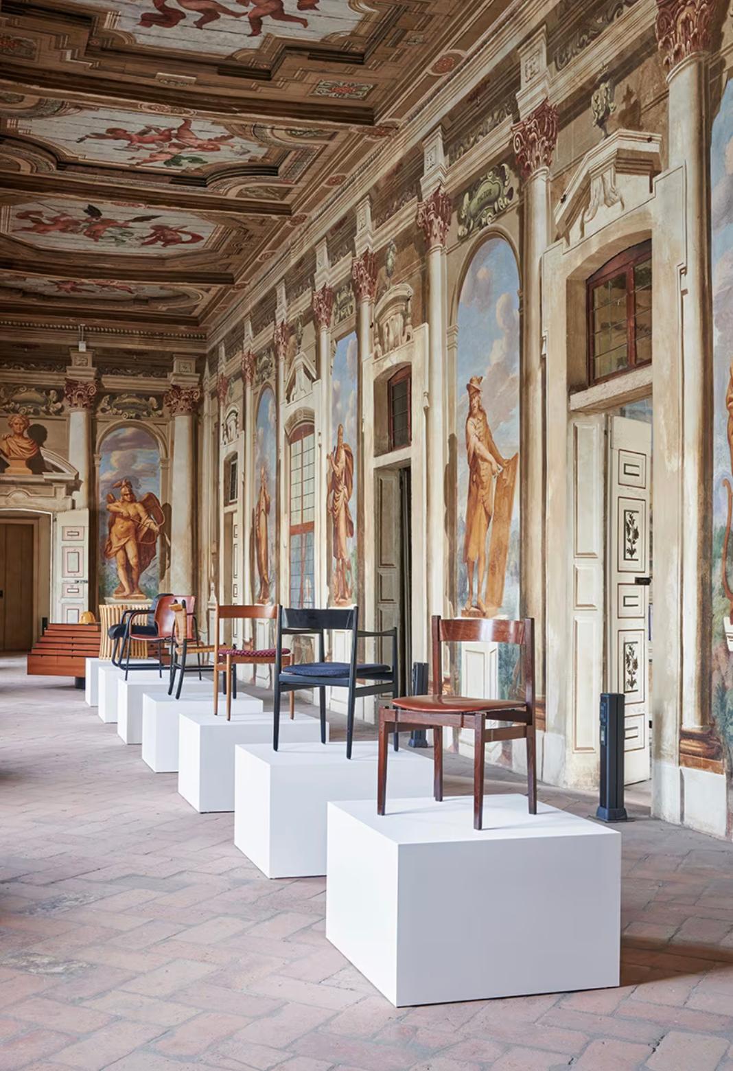 Velluto Set di sei sedie Cassina 101 di Gianfranco Frattini, legno, velluto nero in vendita