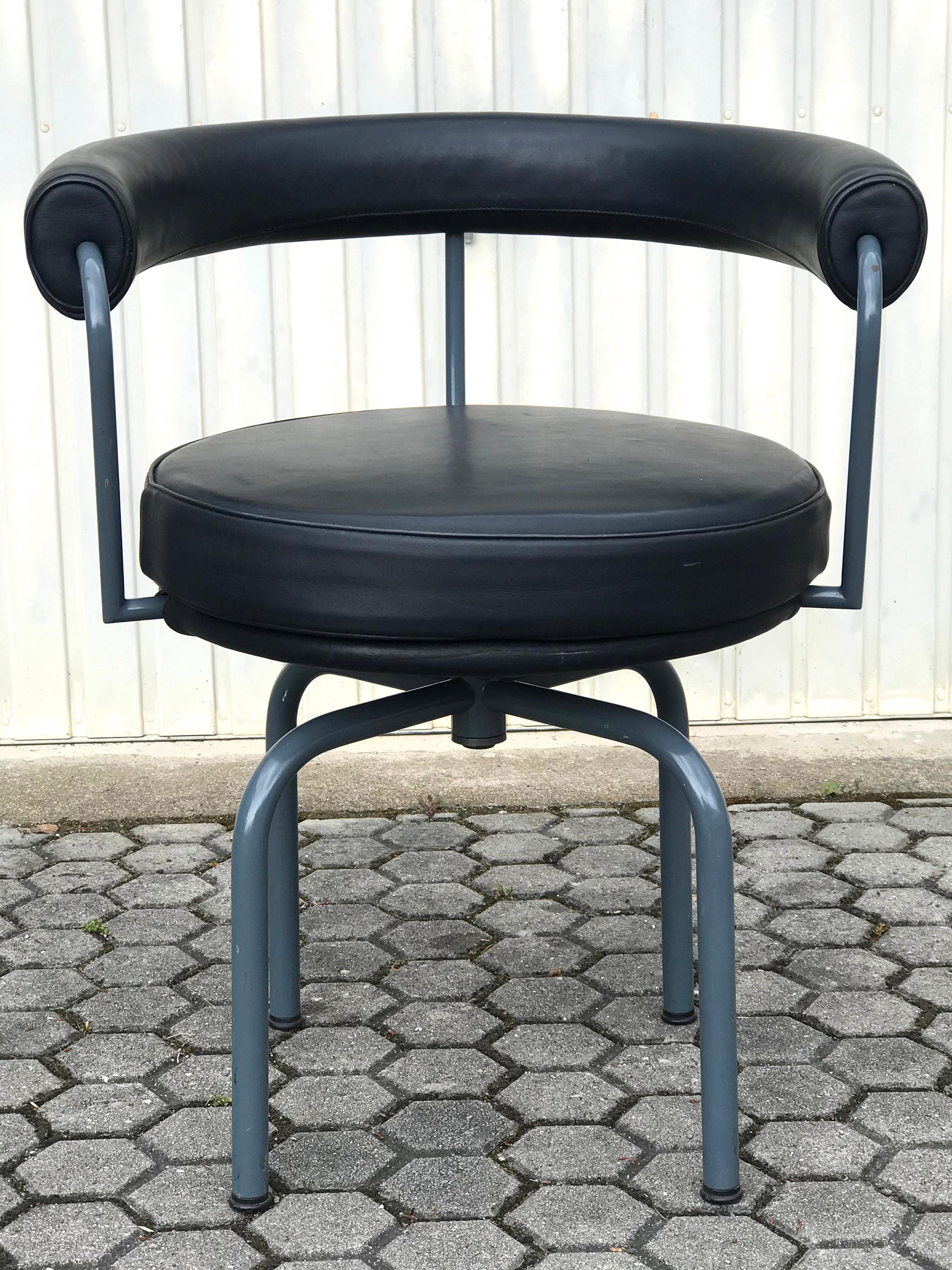 Satz von sechs Cassina-Drehsesseln LC7 von Le Corbusier:: Perriand & Jeanneret im Angebot 2