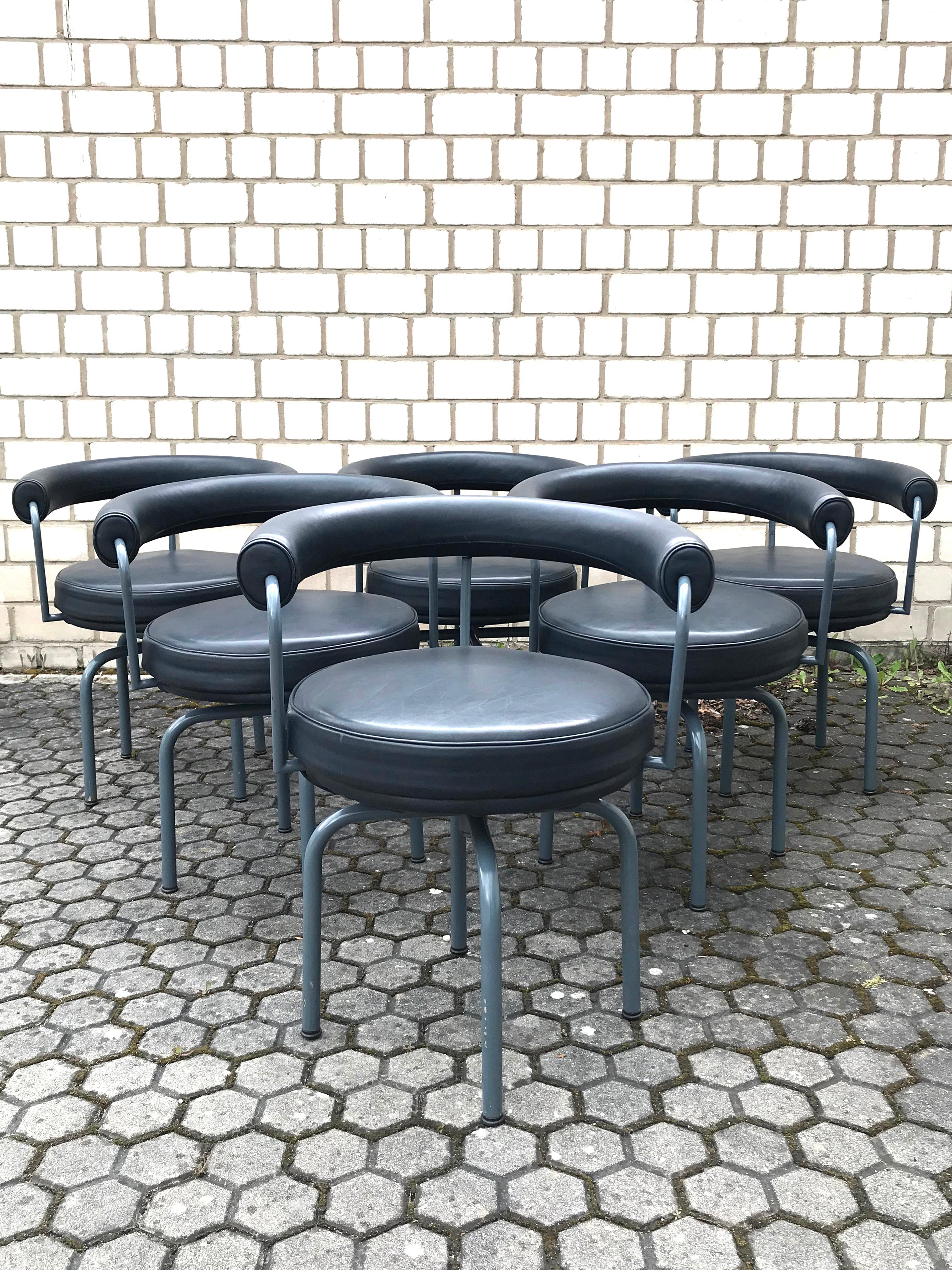 Mid-Century Modern Ensemble de six fauteuils pivotants Cassina LC7 de Le Corbusier:: Perriand & Jeanneret en vente