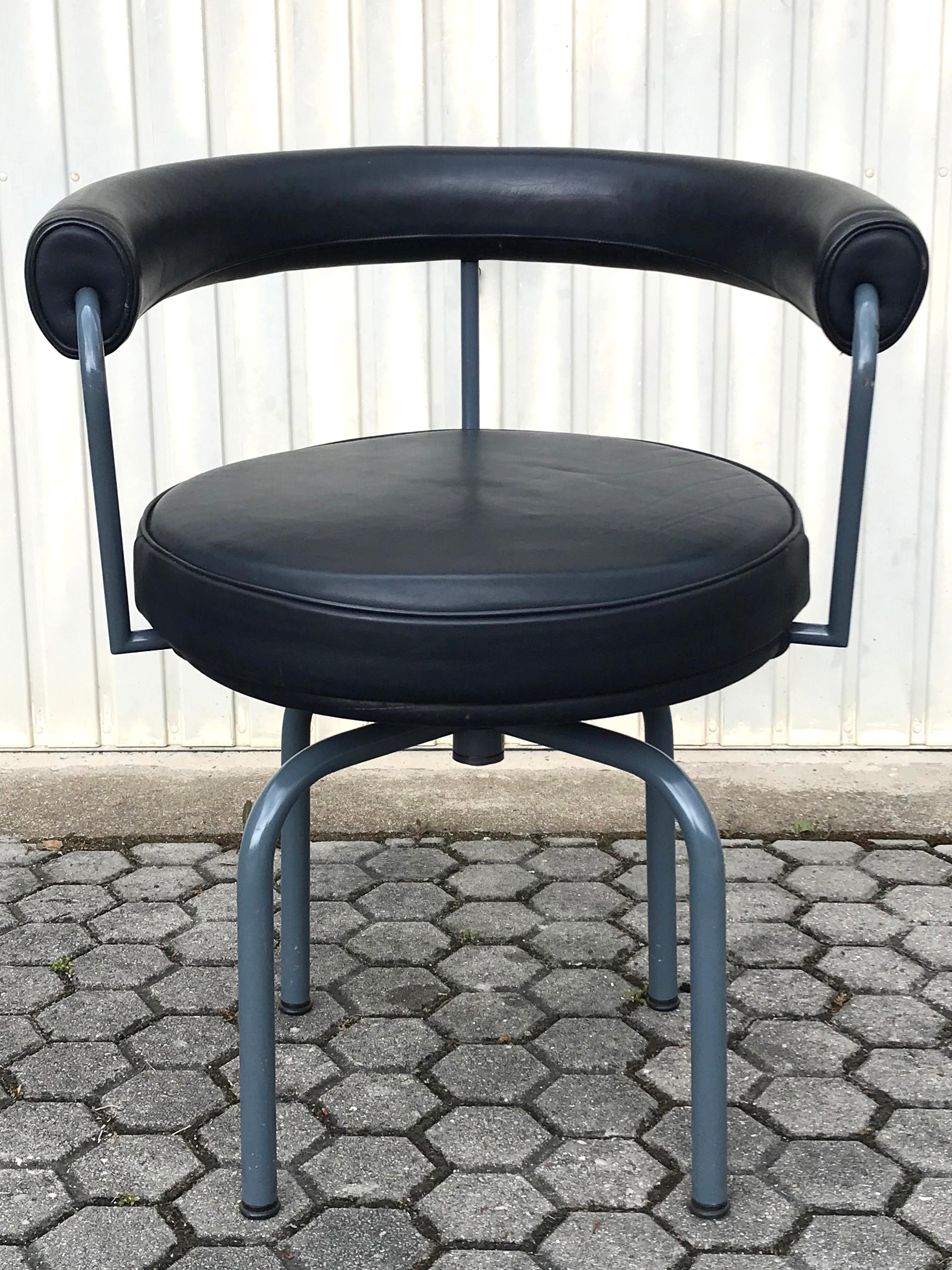 Set of Six Cassina Swivel Arm Chairs LC7 by Le Corbusier, Perriand & Jeanneret In Good Condition For Sale In Munich, DE