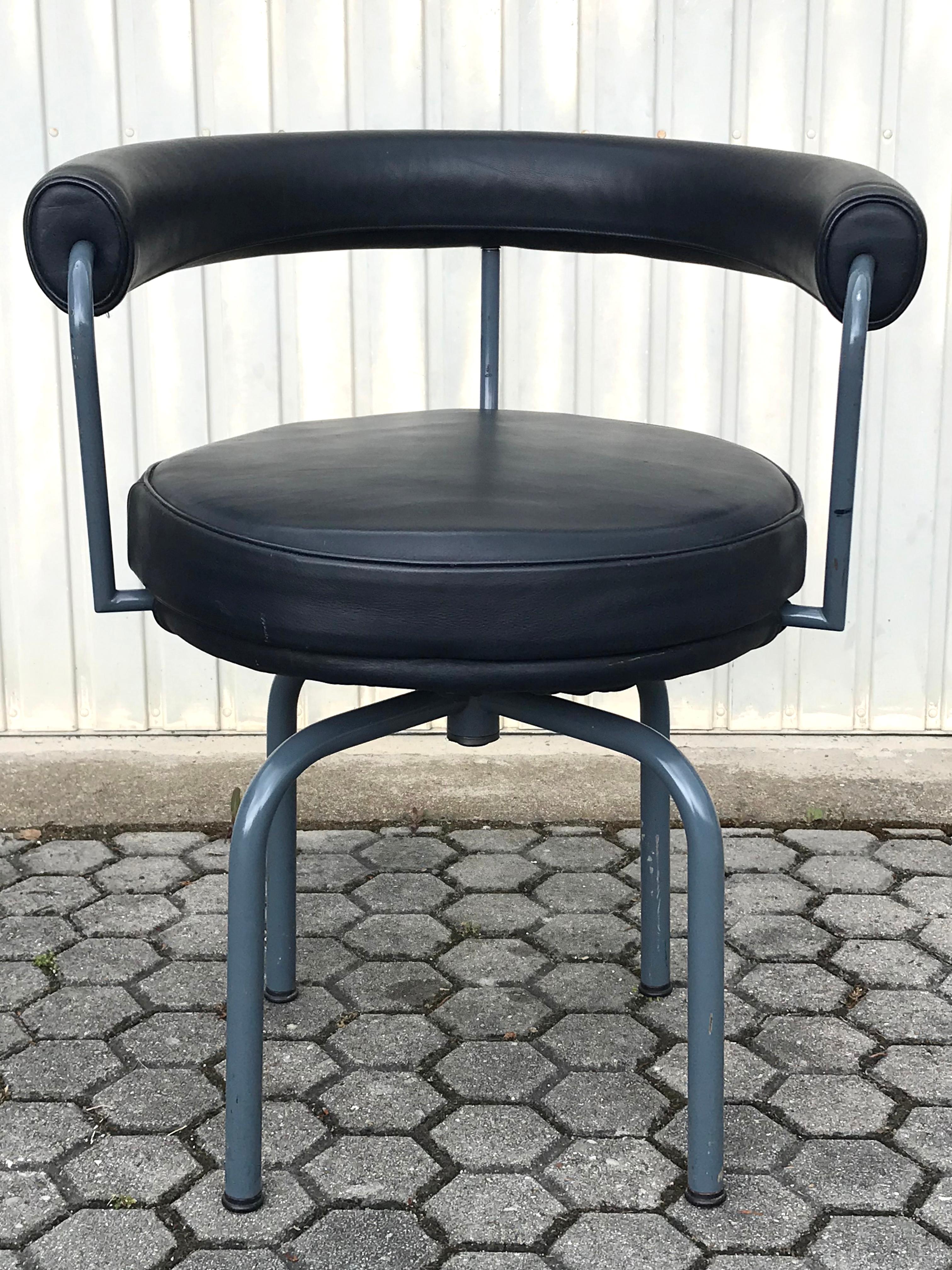 Ensemble de six fauteuils pivotants Cassina LC7 de Le Corbusier:: Perriand & Jeanneret Bon état - En vente à Munich, DE