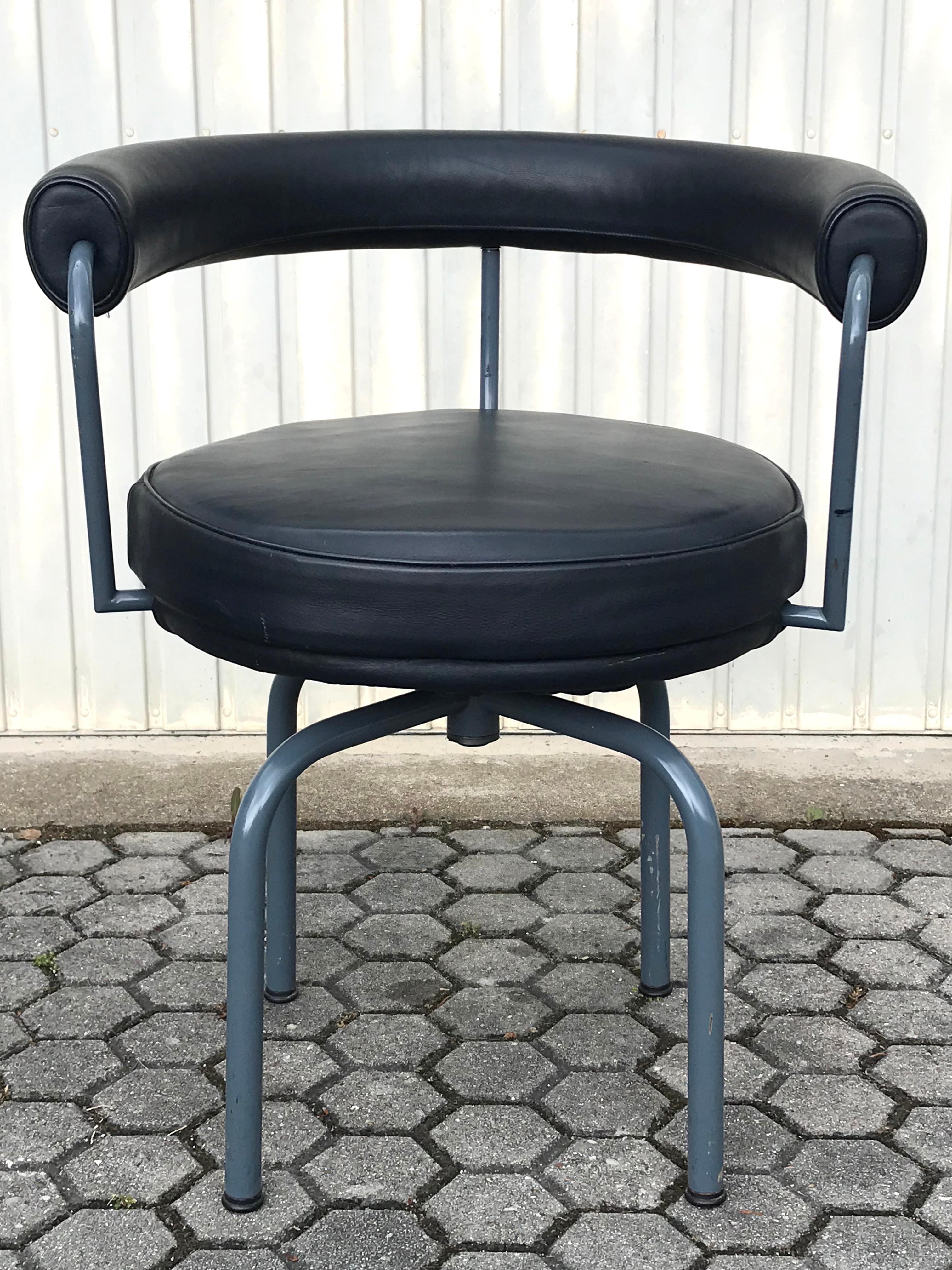 Satz von sechs Cassina-Drehsesseln LC7 von Le Corbusier:: Perriand & Jeanneret (Metall) im Angebot