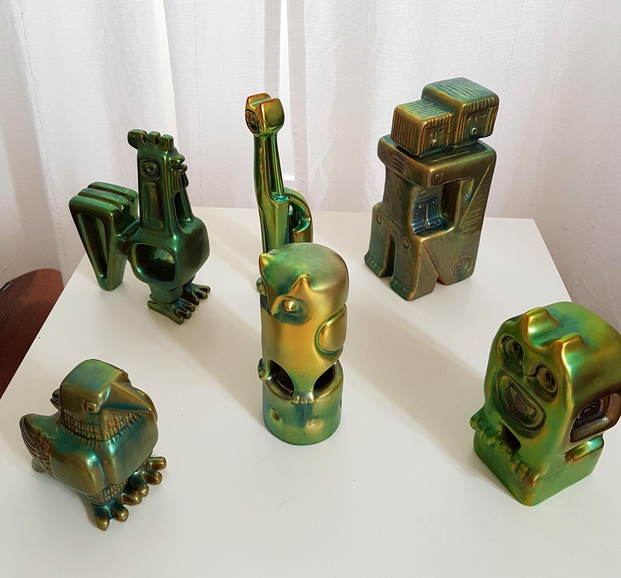Satz von sechs Deckelfiguren aus grüner Eosin-Keramik des Jahrhunderts von Zsolnay:: mit Stempeln der 1960er Jahre (Moderne der Mitte des Jahrhunderts)