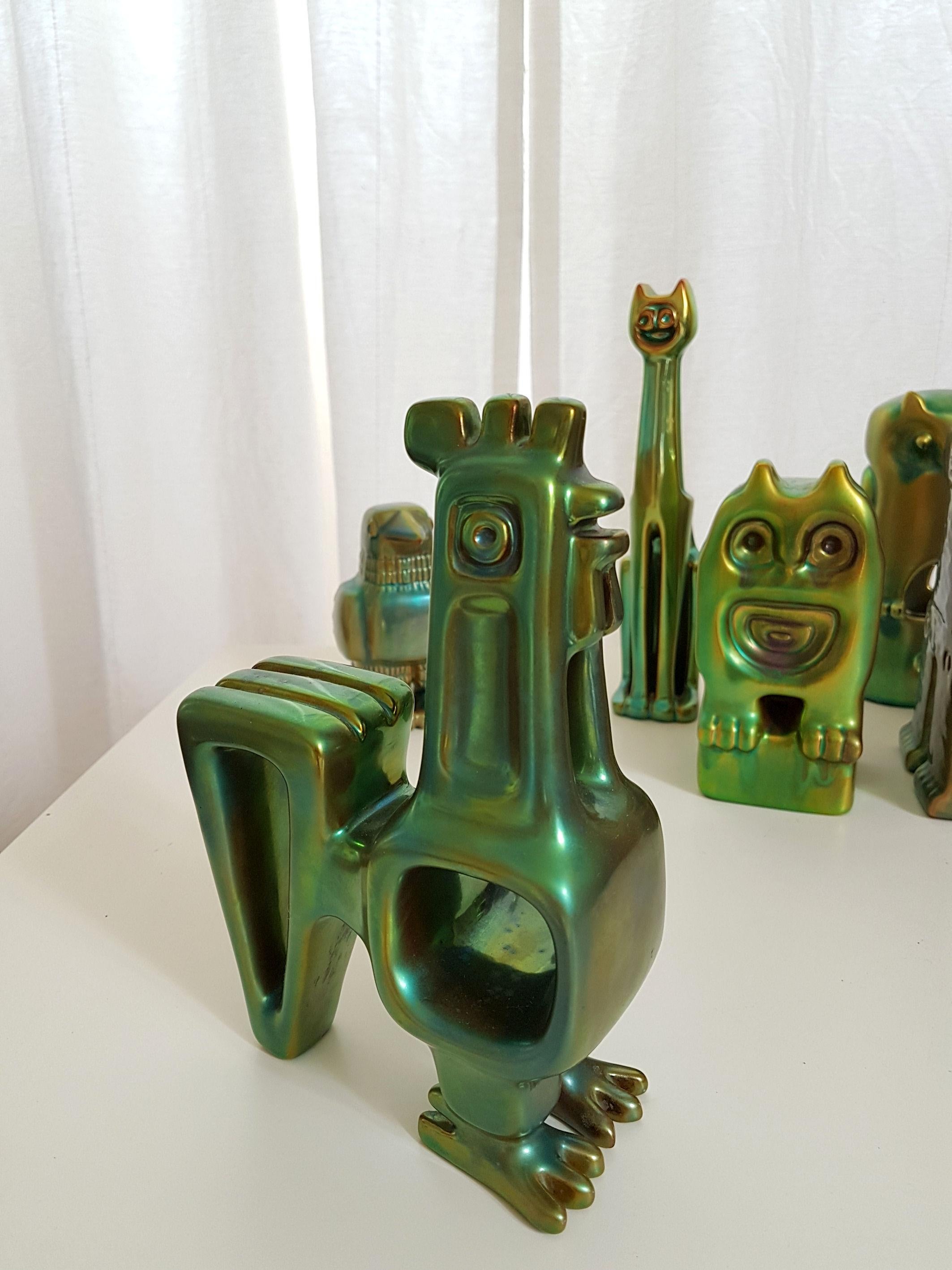 Satz von sechs Deckelfiguren aus grüner Eosin-Keramik des Jahrhunderts von Zsolnay:: mit Stempeln der 1960er Jahre (Mitte des 20. Jahrhunderts)