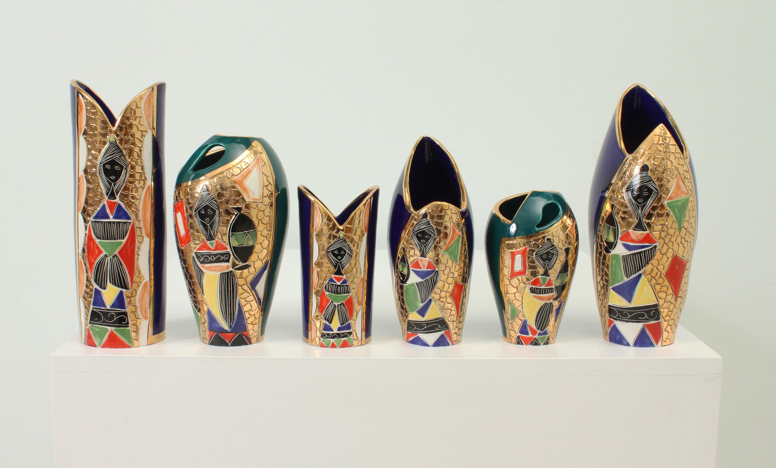 Un ensemble de six vases produits par la société italienne Fiamma dans les années 1950. Céramique émaillée peinte à la main. Signé.

Dimensions : 14 L. 12 P. x 16/ 25 min. et max. H. cm.