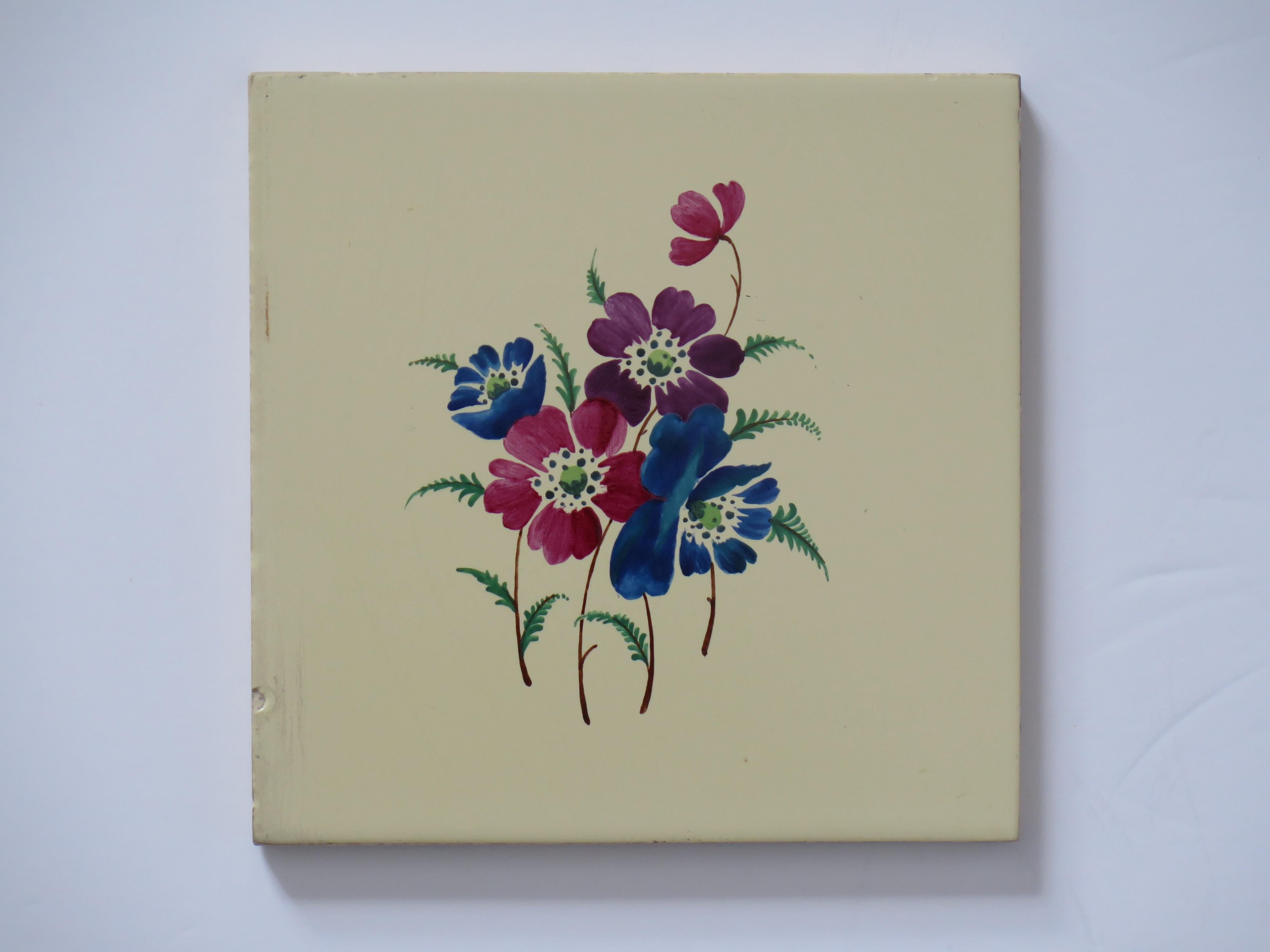 Lot de SIX carreaux muraux en céramique de 6 pouces de côté, fleurs peintes à la main,  vers 1920 en vente 1