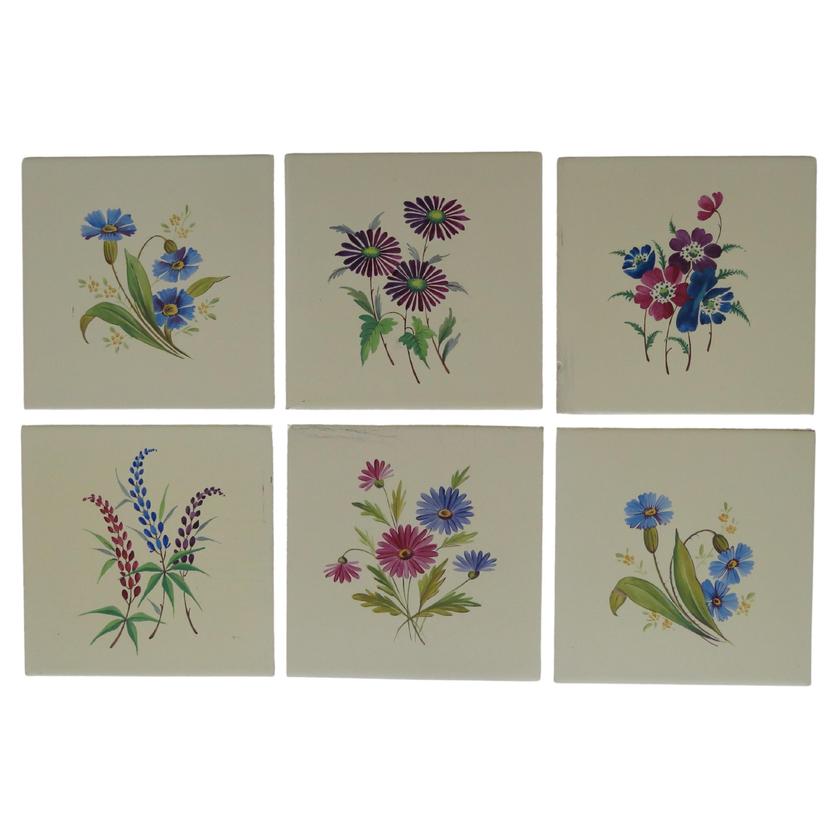 Lot de SIX carreaux muraux en céramique de 6 pouces de côté, fleurs peintes à la main,  vers 1920