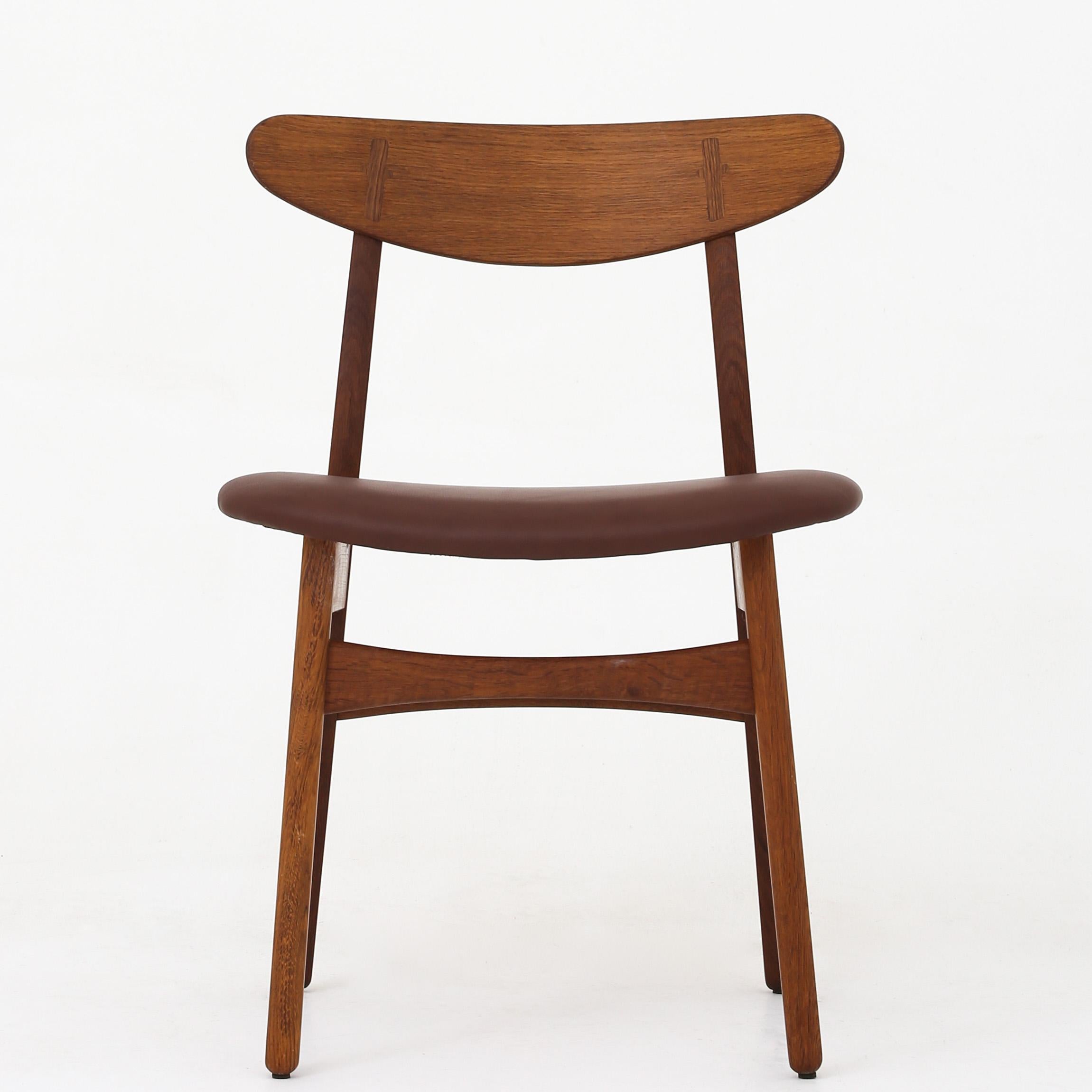 Hans J. Wegner set of 6 CH 30 - Dining chairs in solid oak with brown leather seat. Maker Carl Hansen.