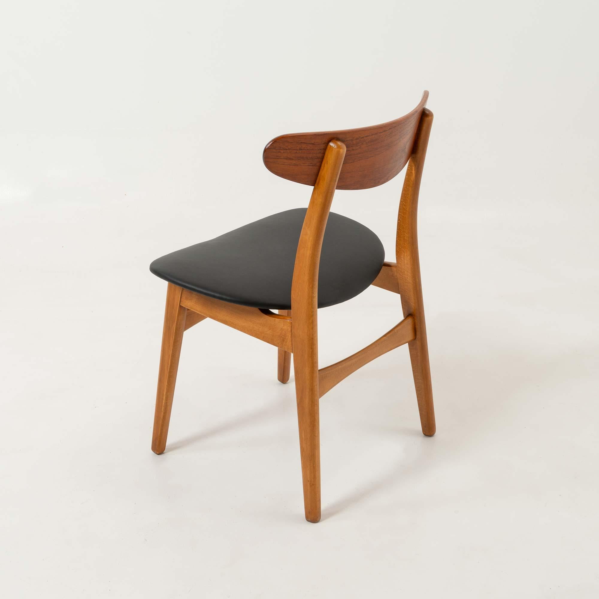 Satz von sechs CH-30 Esszimmerstühlen von Hans Wegner aus Teakholz und schwarzem Leder 4