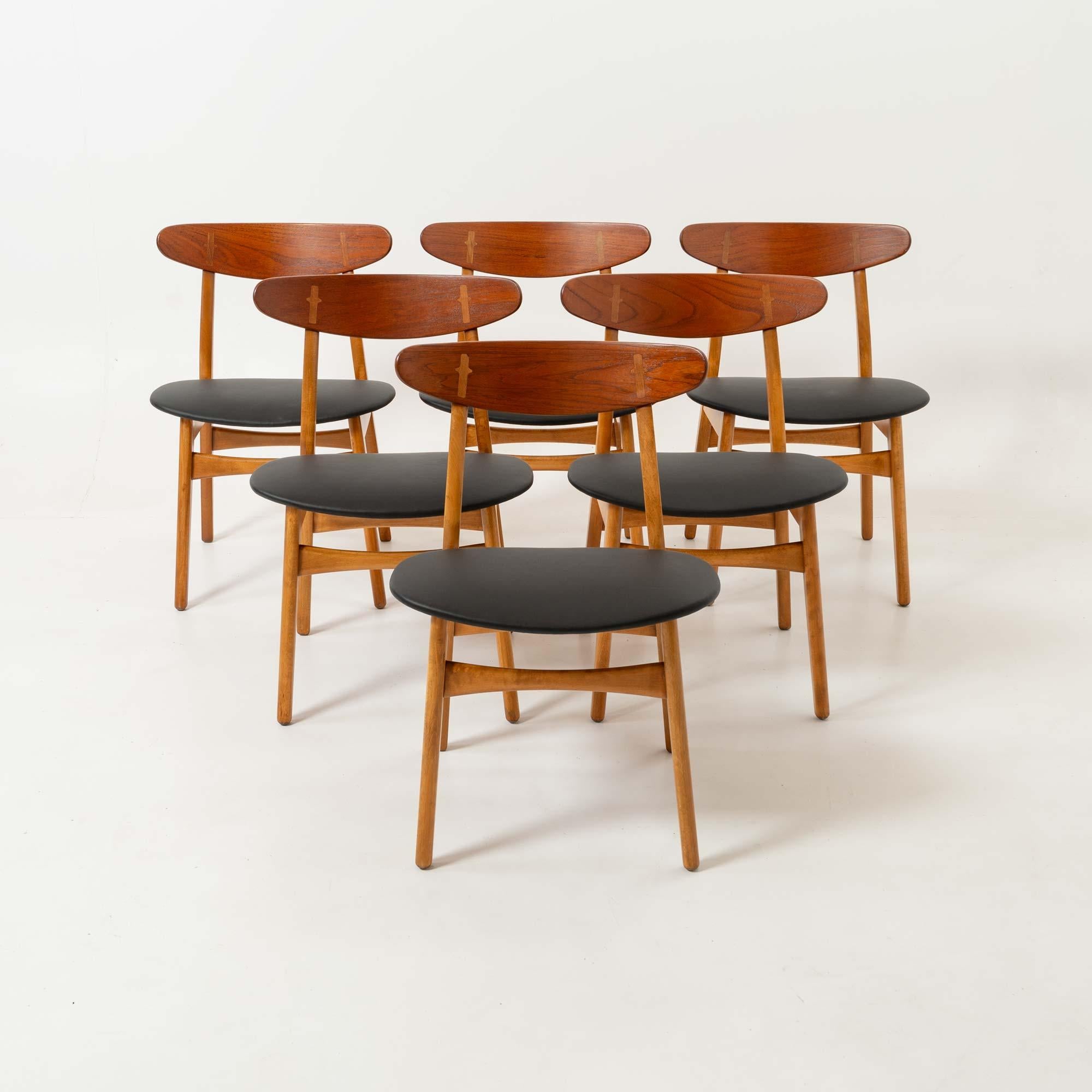 Der CH30 ist einer der ersten Stühle, die Hans J. Wegner 1950 exklusiv für Carl Hansen & Søn entworfen hat. Dieser schlichte Stuhl weist viele raffinierte Details auf, wie die kreuzförmigen Abdeckkappen in der Rückenlehne, einen doppelt geflochtenen
