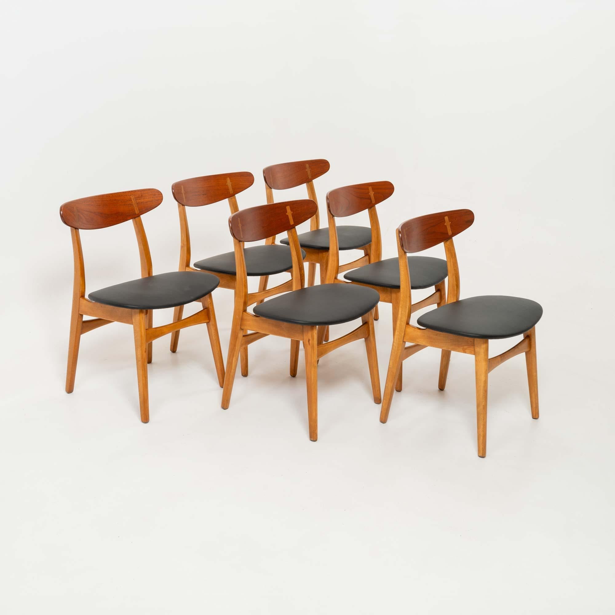 Satz von sechs CH-30 Esszimmerstühlen von Hans Wegner aus Teakholz und schwarzem Leder (Moderne der Mitte des Jahrhunderts)