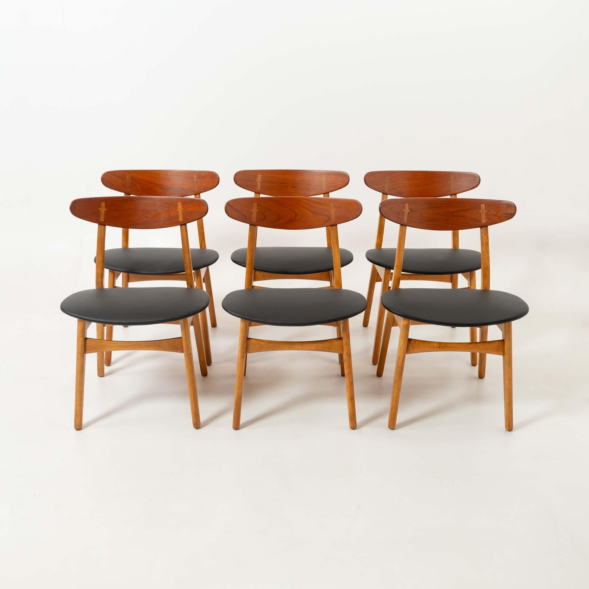 Satz von sechs CH-30 Esszimmerstühlen von Hans Wegner aus Teakholz und schwarzem Leder (Dänisch)
