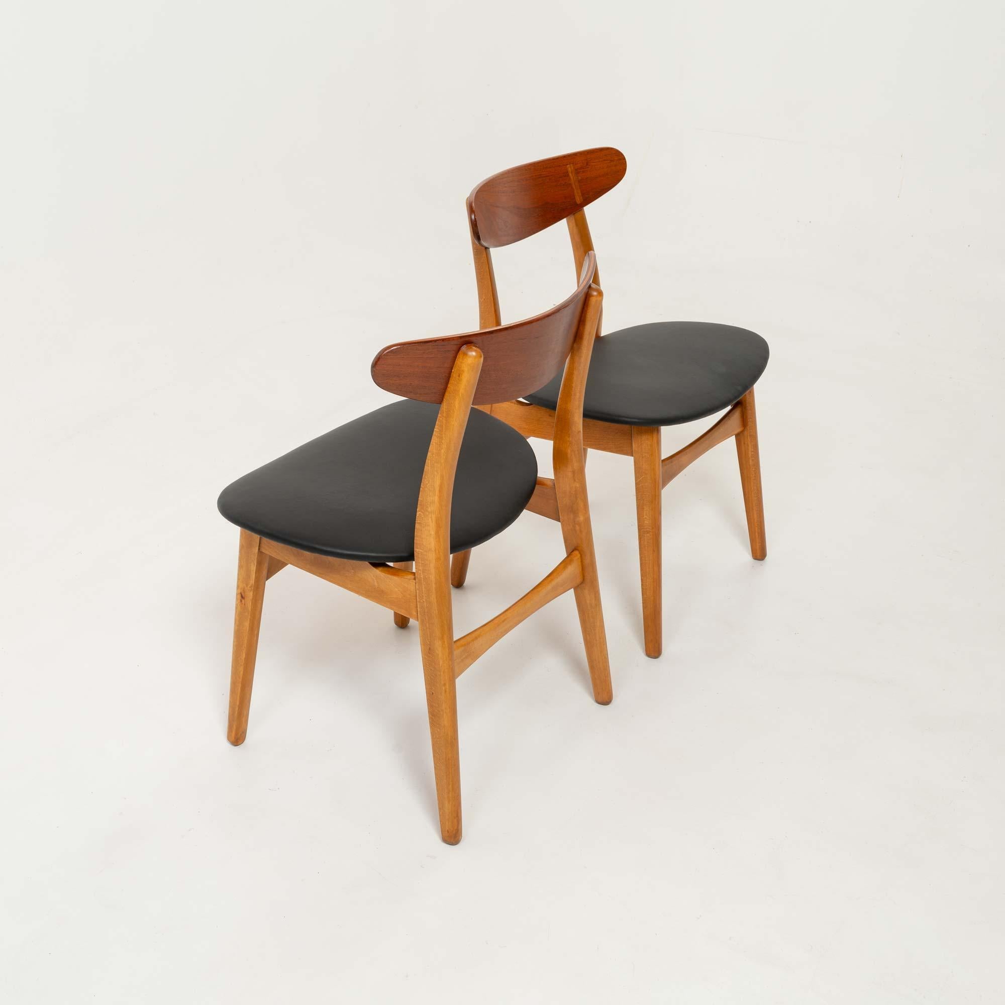 Satz von sechs CH-30 Esszimmerstühlen von Hans Wegner aus Teakholz und schwarzem Leder (Mitte des 20. Jahrhunderts)