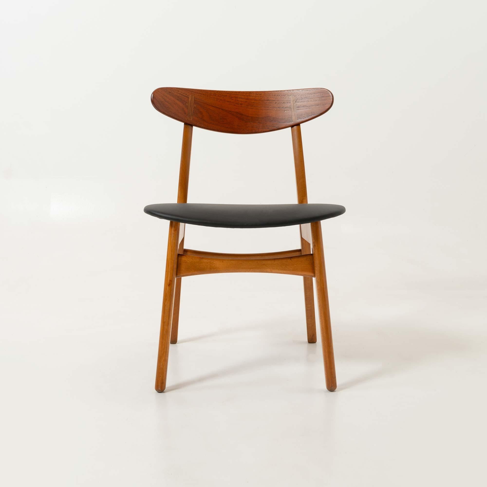 Satz von sechs CH-30 Esszimmerstühlen von Hans Wegner aus Teakholz und schwarzem Leder 1