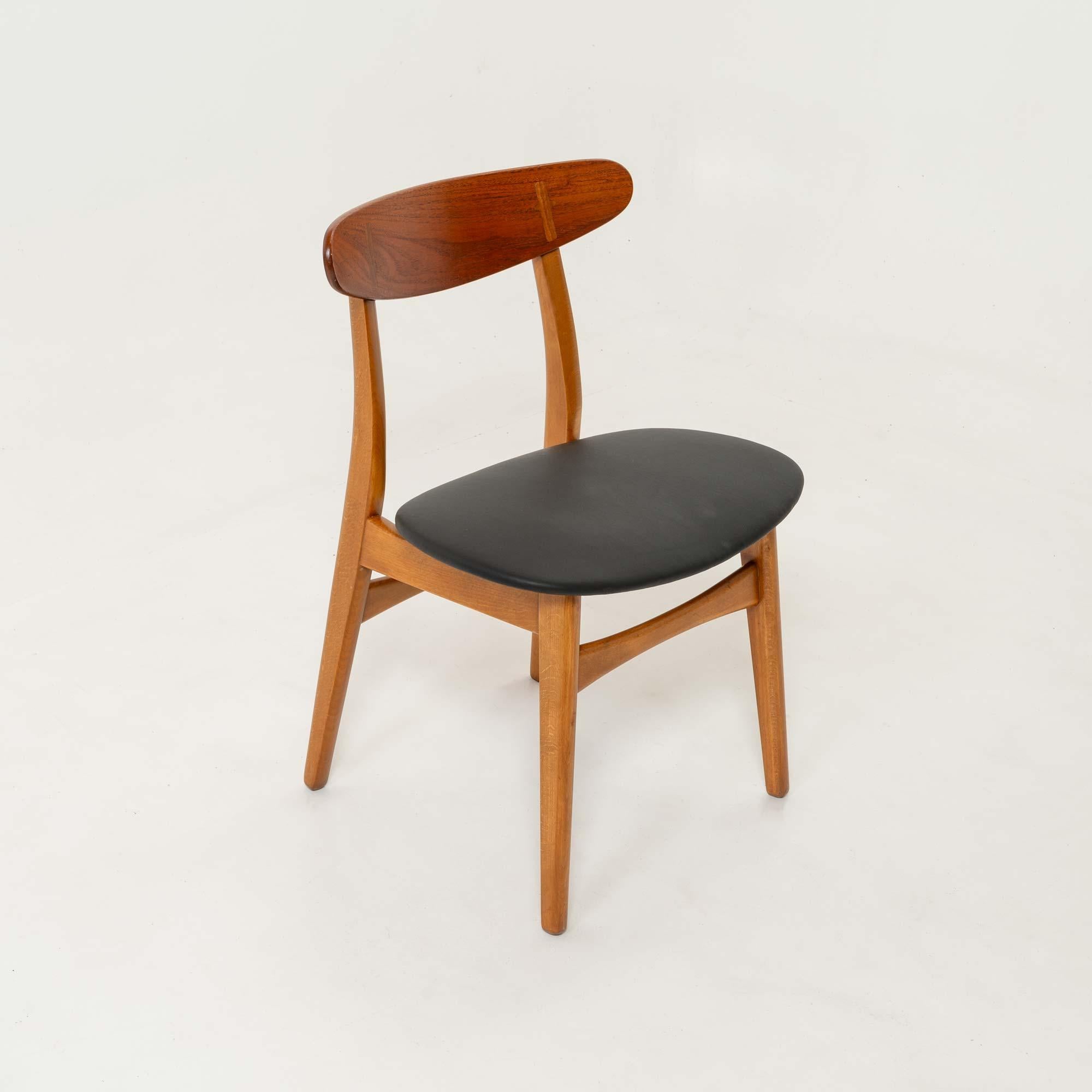 Satz von sechs CH-30 Esszimmerstühlen von Hans Wegner aus Teakholz und schwarzem Leder 2