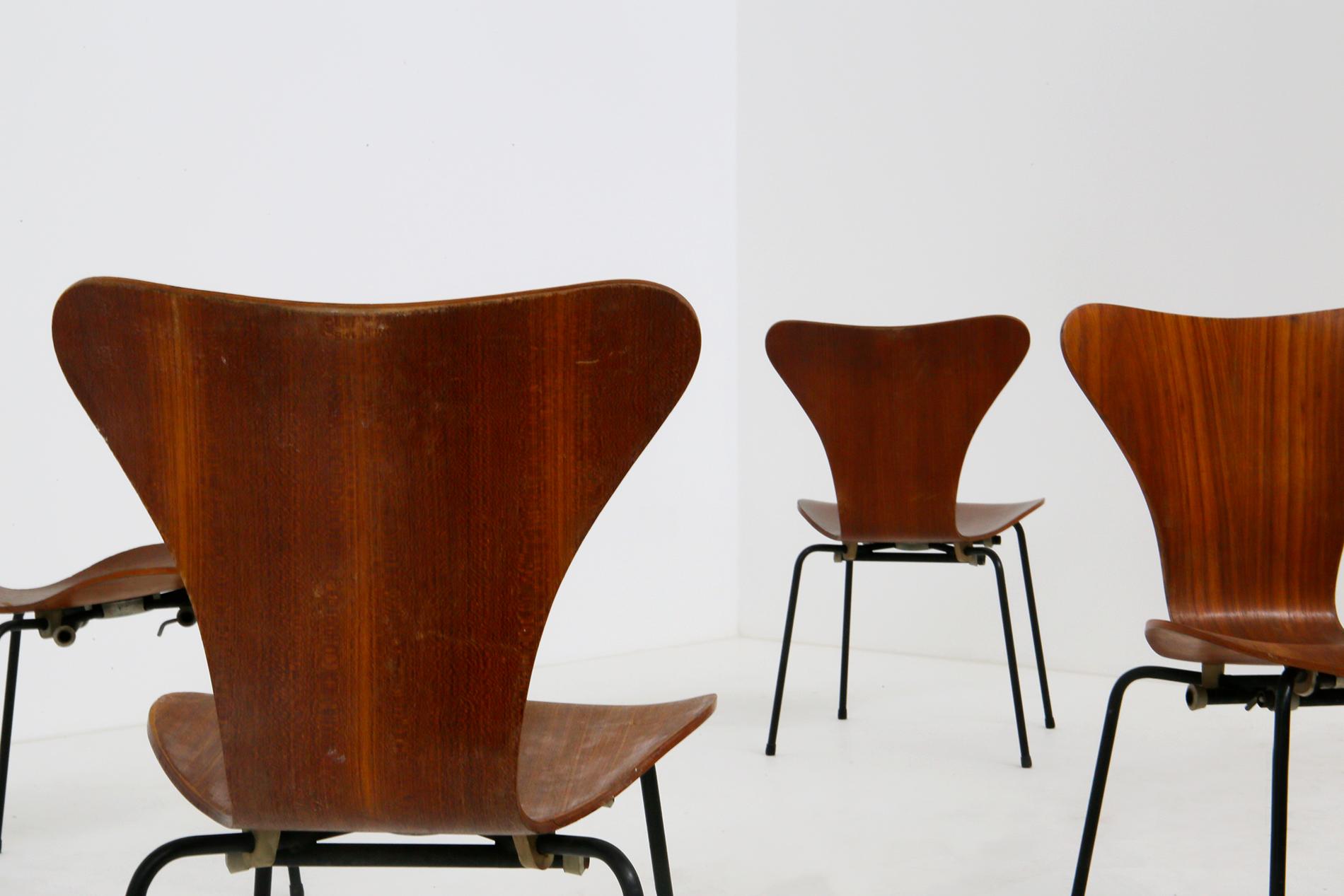 Stuhlset, entworfen von Arne Jacobsen für die brasilianische Fluggesellschaft Varig im Jahr 1950. Das Modell der Stühle ist der Butterly. Das Gestell der Stühle ist aus lackiertem Eisen gefertigt. Der Sitz ist aus gebogenem Holz gefertigt. Die