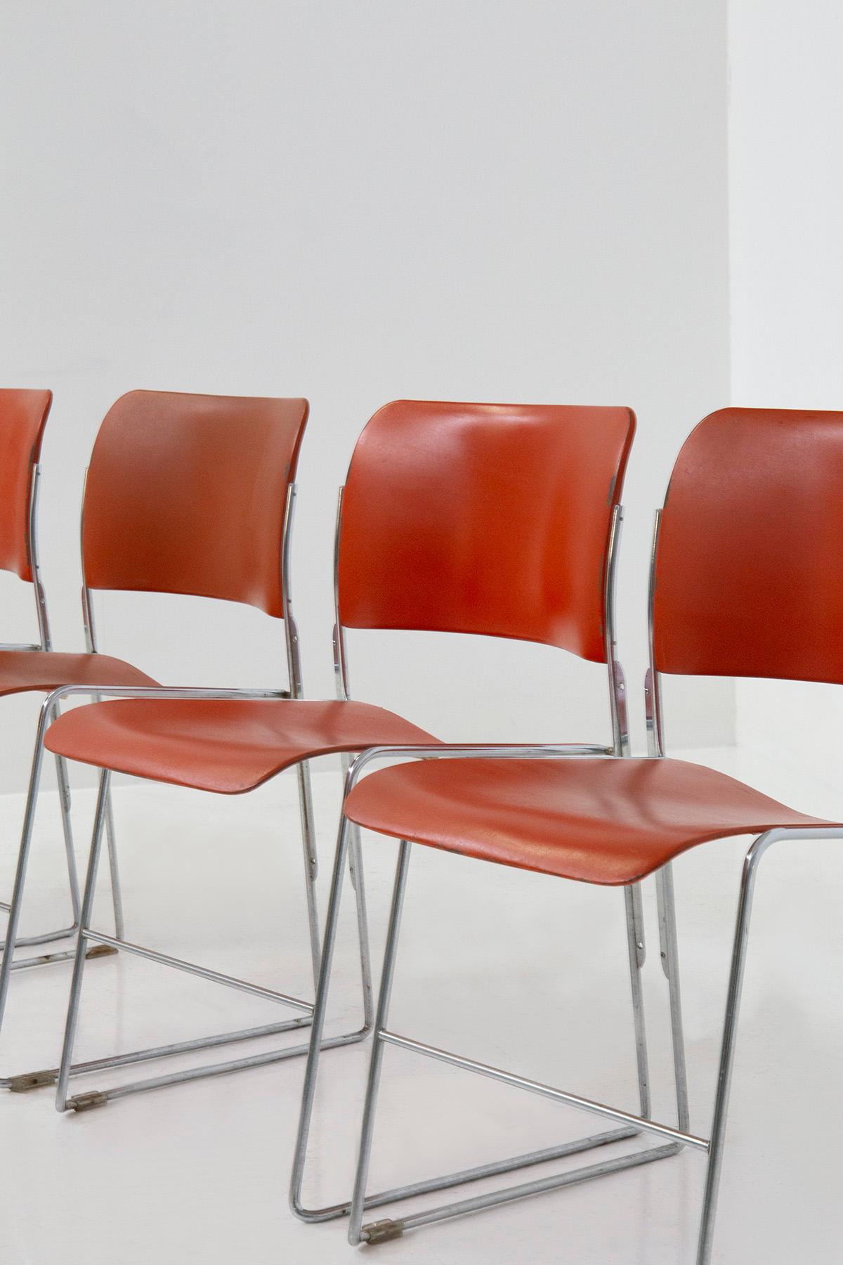 Betreten Sie mit den kultigen Stühlen des Modells 40/4 ein Reich der Verzauberung und Anmut. Diese vom Visionär David Rowland geschaffenen Meisterwerke verkörpern die Kunstfertigkeit von Träumen und die Funktionalität von Wünschen. Gleiten Sie in
