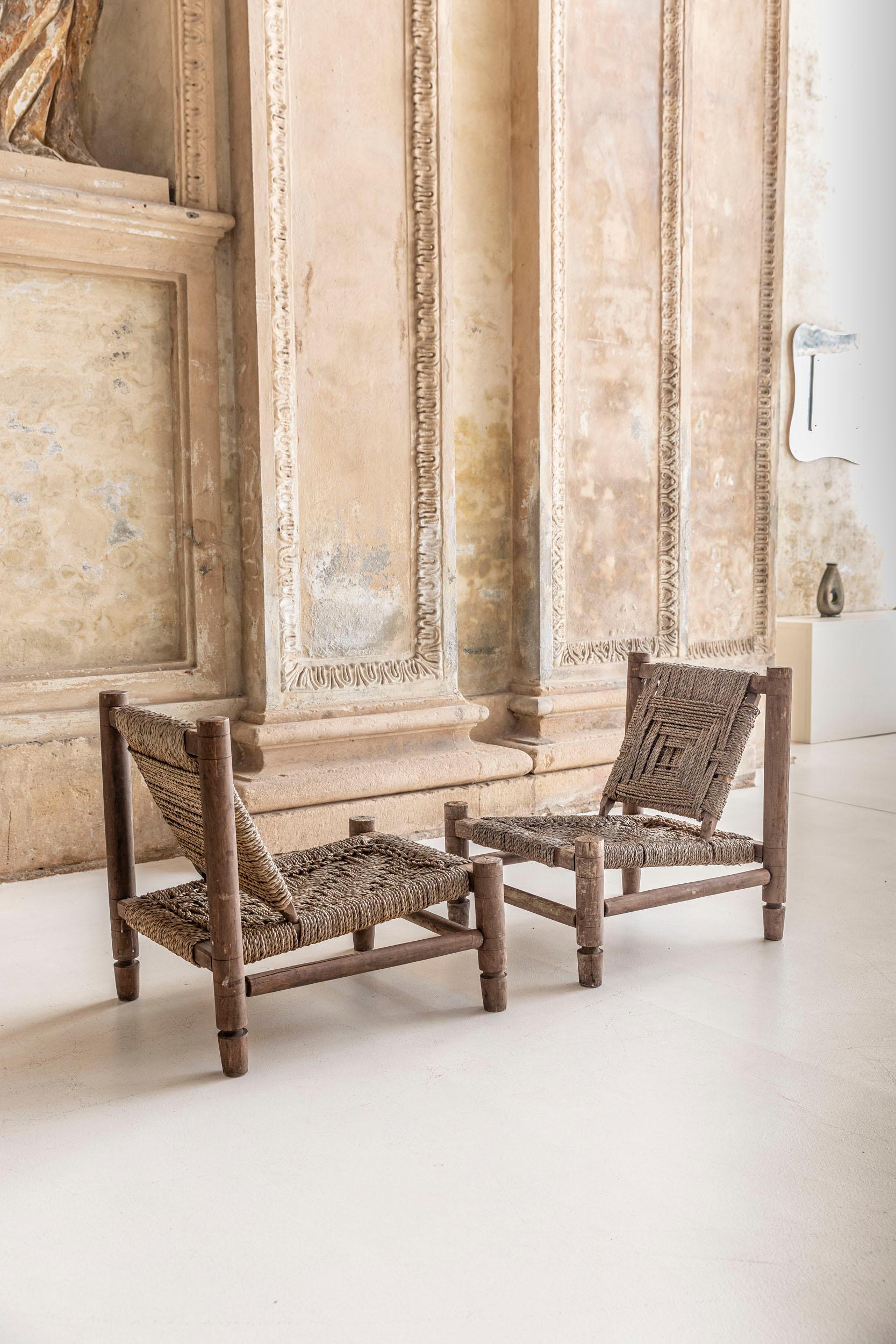 Rare ensemble de six chaises attribuées à Adrien Audox et Frida Minet.
Les chaises sont fabriquées en bois de hêtre, avec une assise et un dossier en corde d'abaca.
Les pieds présentent le bois sculpté typique d'Audoux Minet.
Les chaises sont