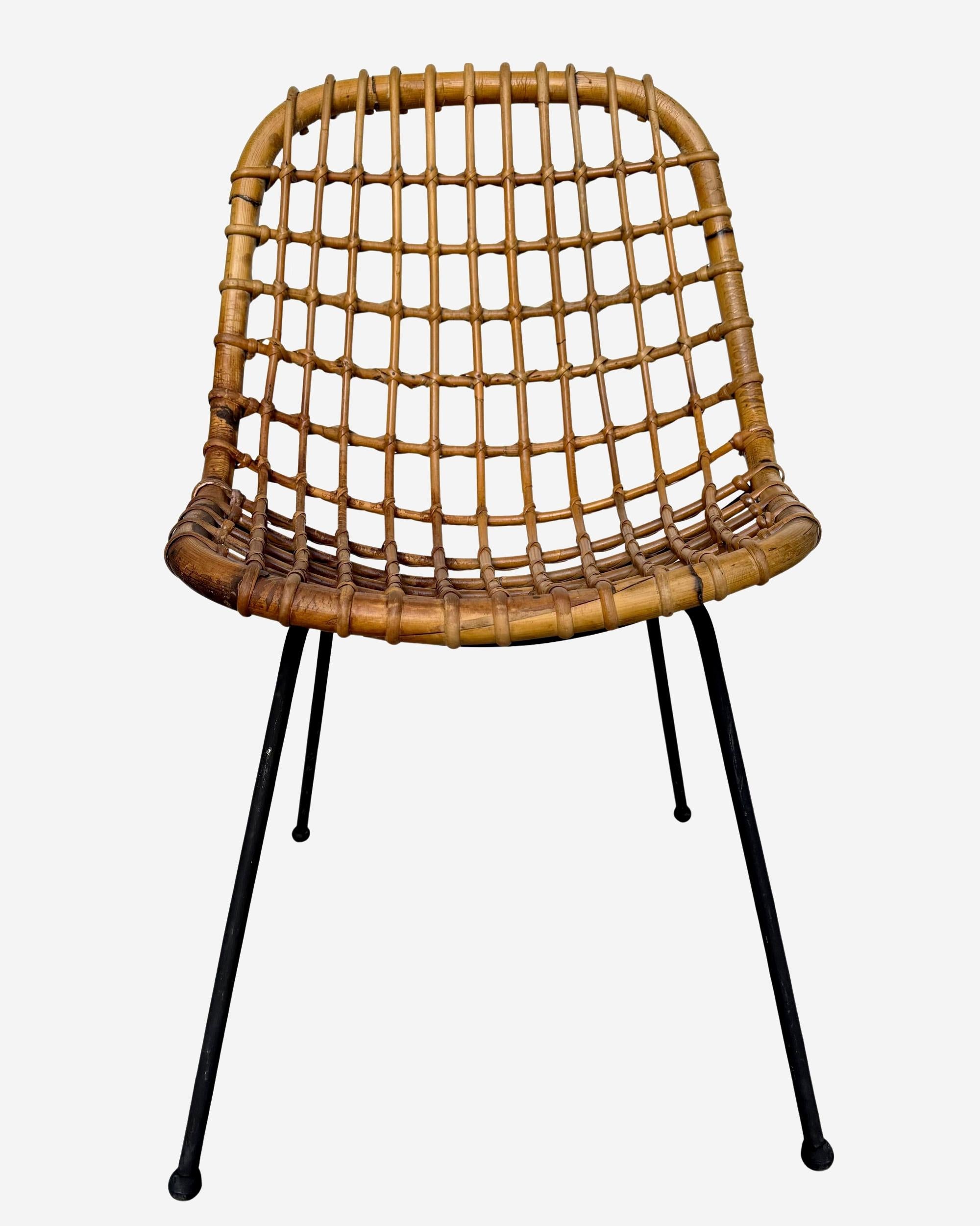 Ensemble de six chaises panier en bambou et rotin, pieds en acier laqué noir.
Hauteur : 52 cm (32.3 pouces)
Largeur : 51 cm (20.07 pouces)
Profondeur de l'assise : 42 cm (16.53 inches)
Profondeur de la base : 54 cm (21.3 inches)
Hauteur du siège :