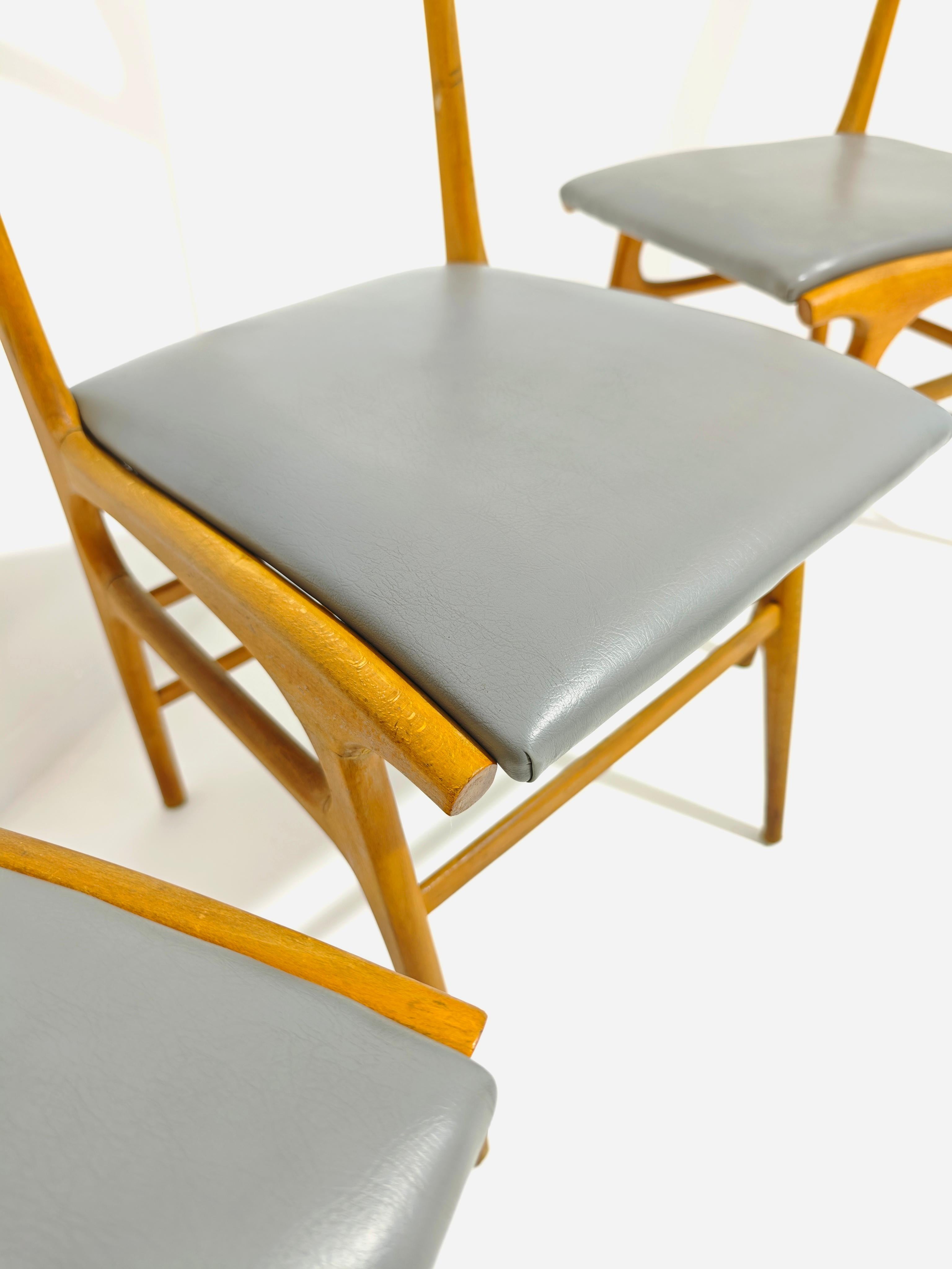 Set of Six Chairs Beech Wood Foam Skai Covering Mid-Century Design Italy 1950 en Bueno estado para la venta en Palermo, IT