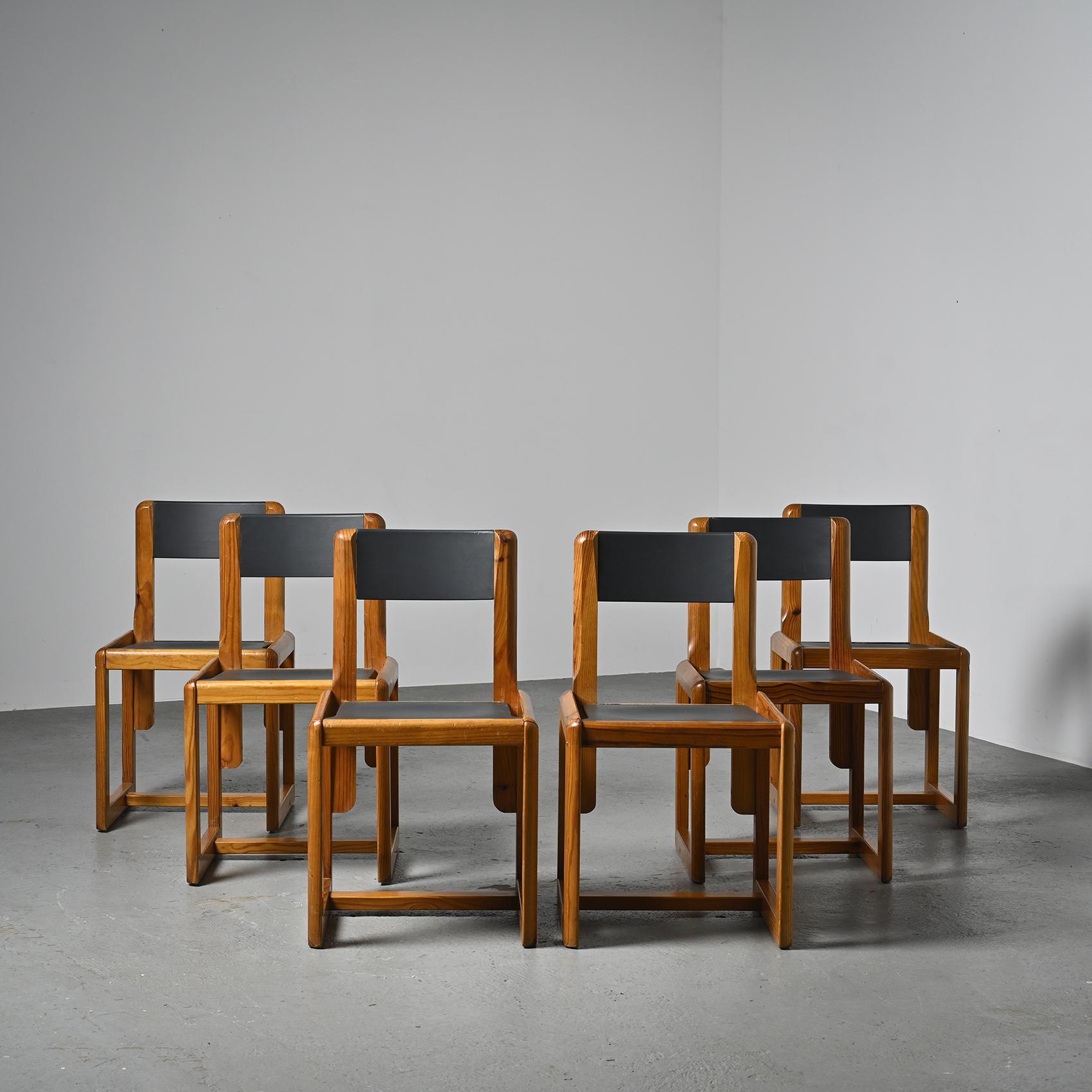 Rare set of six chairs by the cabinetmaker and designer from Lyon André Sornay.

Solid pine uprights assembled by threaded rods, a system patented by Sornay himself, with anthracite grey lacquered wood seat and back.

Entirely