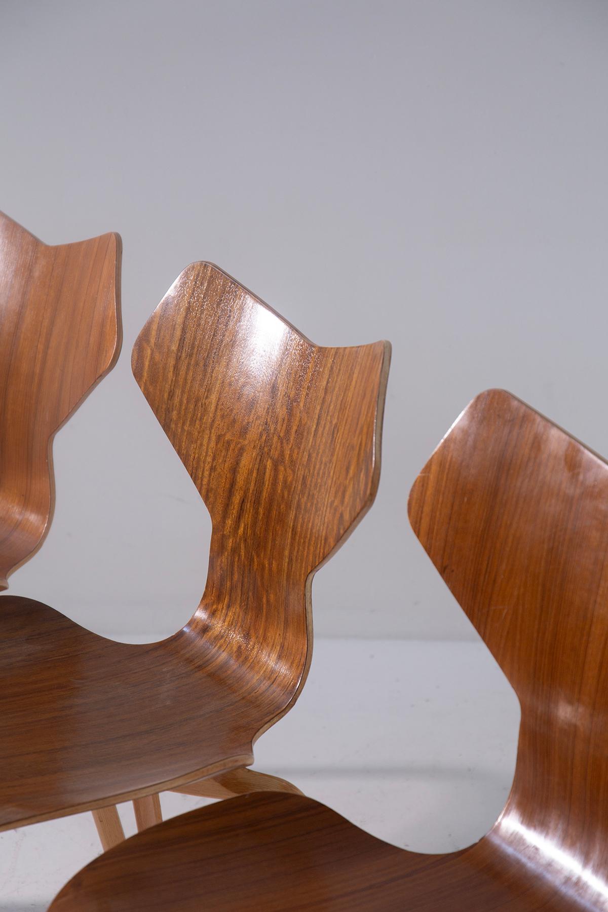 Satz von sechs Stühlen von Arne Jacobsen Mod. Grand Prix Prod. Fritz Hansen (Moderne der Mitte des Jahrhunderts) im Angebot