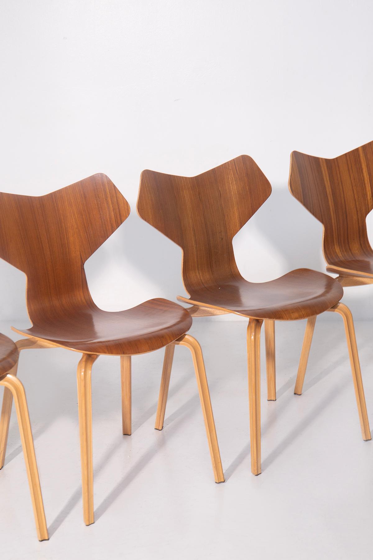 Satz von sechs Stühlen von Arne Jacobsen Mod. Grand Prix Prod. Fritz Hansen im Angebot 2