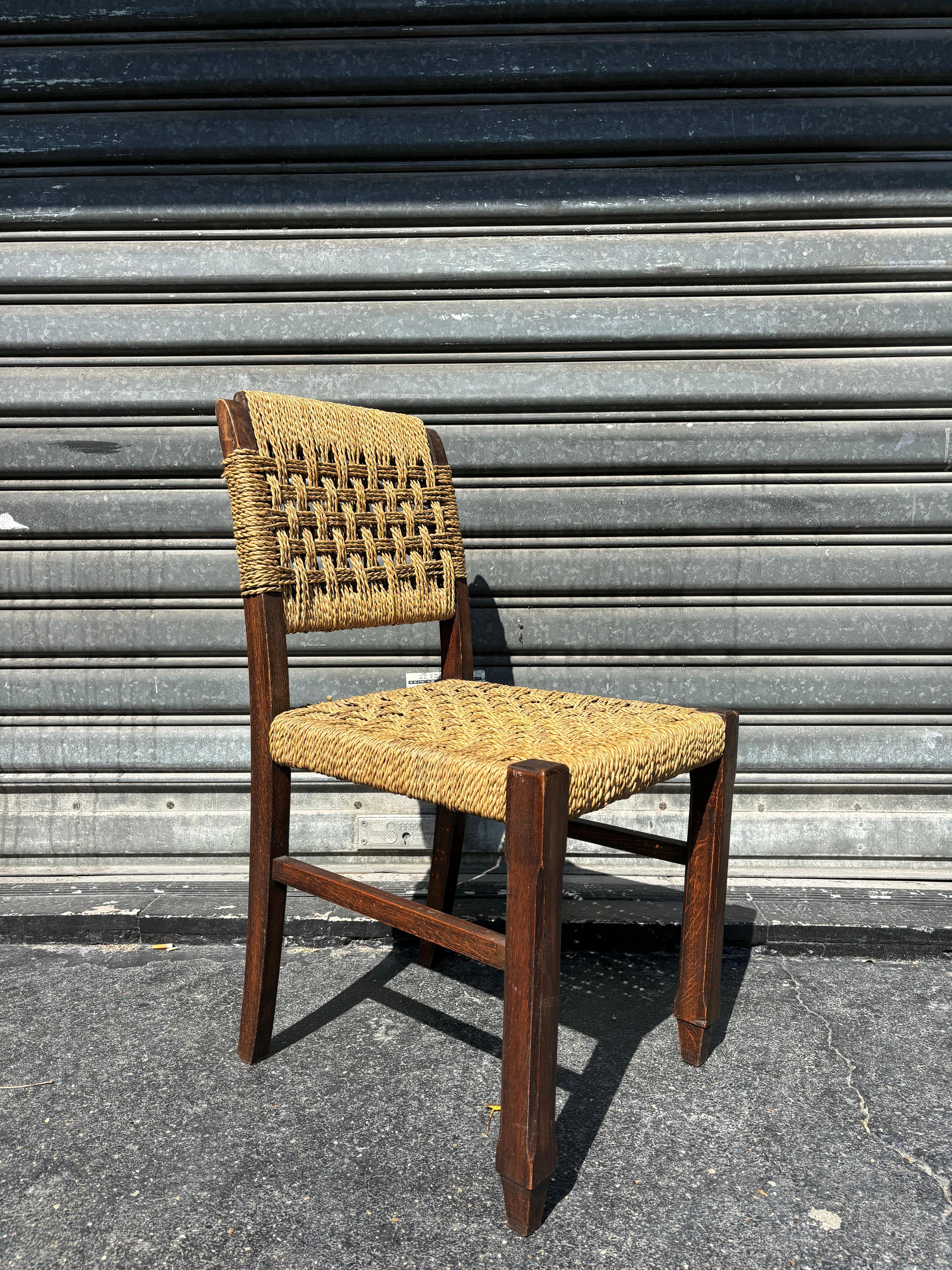 Jolie série de six chaises par Audoux Minet en corde et chêne. 