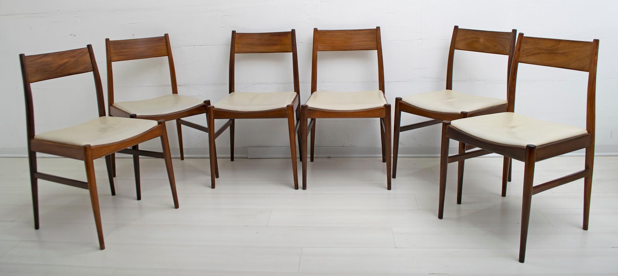 Six teak wood chairs and ivory imitation leather upholstery, designed by the famous Italian architect Gianfranco Frattini, circa 1960s.

