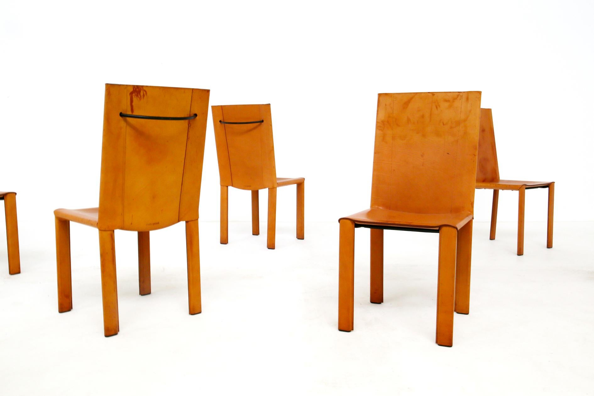 Set consisting of six leather chairs from the Matteograssi manufacture of the 1980s. The chairs are designed by Carlo Bartoli. The chairs have a steel frame structure wrapped in light brown leather. The particularity of the chairs is the back of the