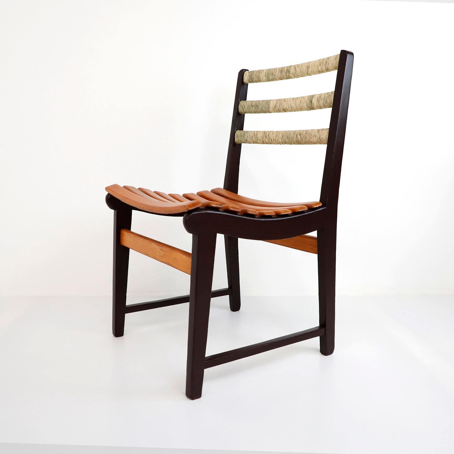 Offriamo questo originale set di sei sedie di Michael Van Beuren per Domus in legno di pino e con il caratteristico colore Terracota Van Beuren, progettato dal designer americano Bauhaus Michael Van Beuren in Messico, intorno al 1950; questo set di