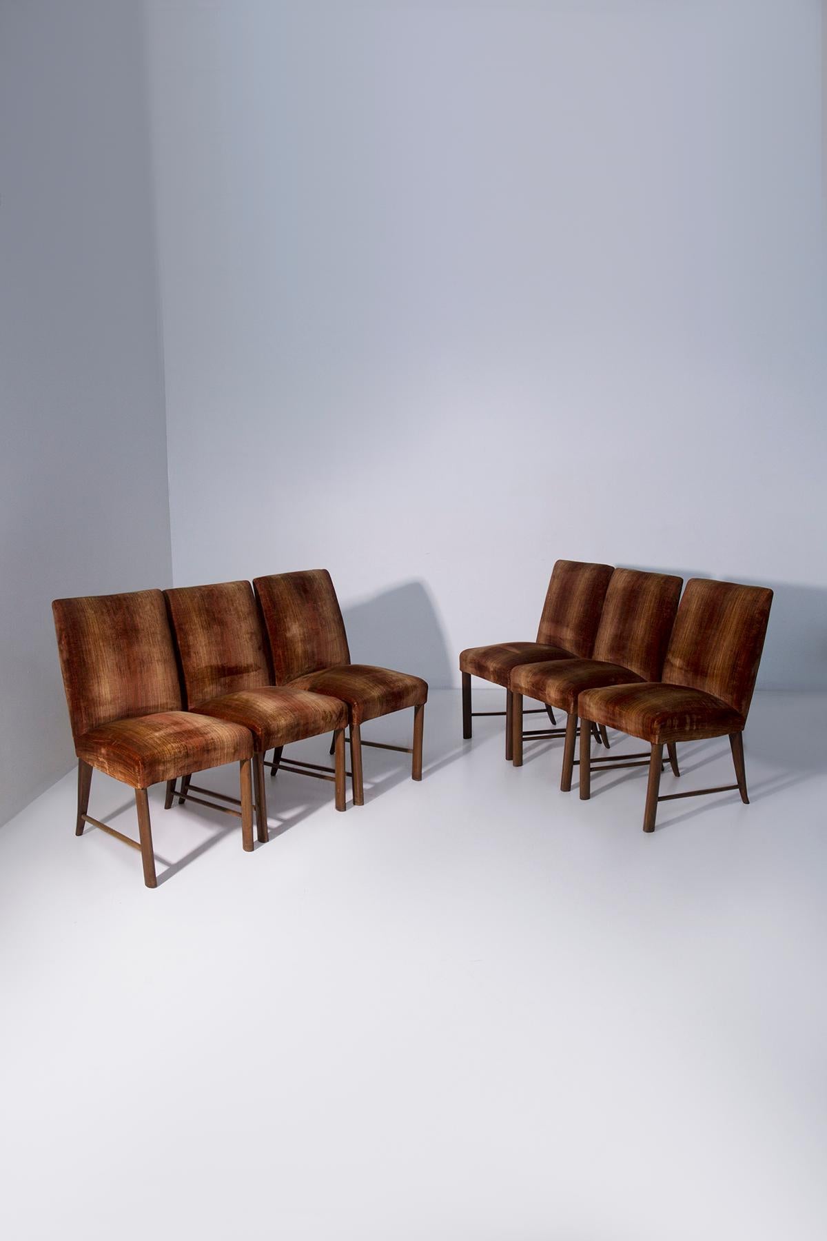 Set of six chairs by Paolo Buffa with original velvet fabric of the period (Moderne der Mitte des Jahrhunderts) im Angebot
