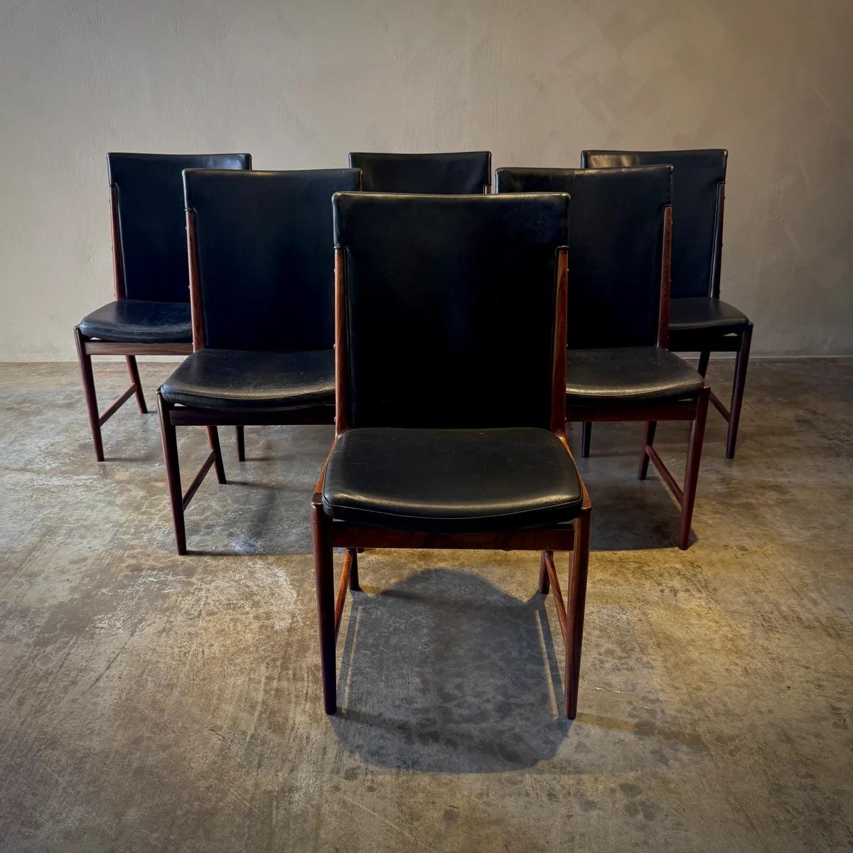 Questo set di sei sedie Kai Lyngfeldt Larsen, prodotto da Soren Willadsen, mette in mostra le linee pulite e l'eleganza funzionale caratteristiche del design danese. Realizzata in ricco legno di palissandro, ogni sedia combina una silhouette