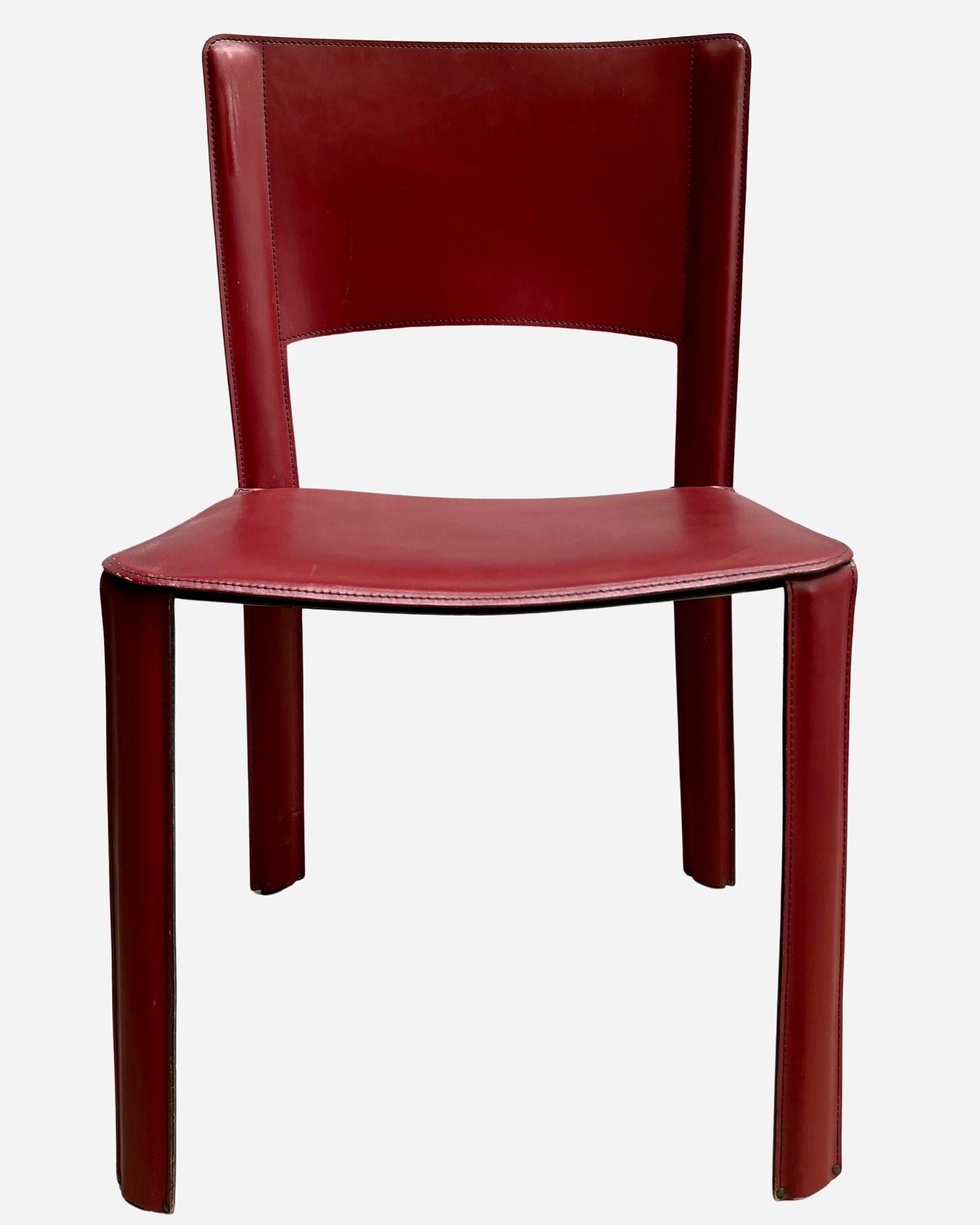 Serie von sechs Stühlen mit leicht geschwungener Rückenlehne, vollständig gepolstert mit dickem burgunderrotem, sattelgenähtem Leder auf einem Stahlgestell.
CIDUE Label auf der Rückseite der Stühle. Italienisches Werk, um 1970.
Gesamthöhe: 31,9