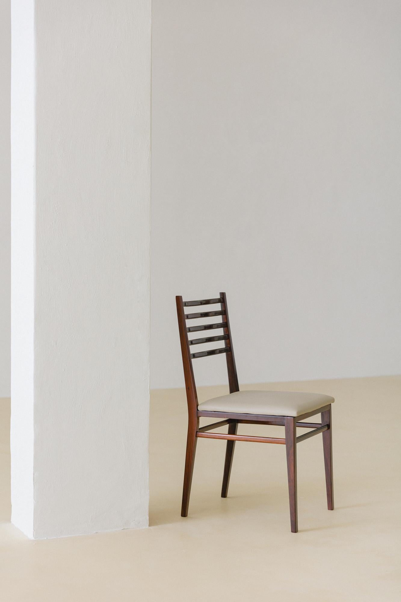 Cette chaise conçue par Geraldo de Barros a une structure légère en bois de rose massif, une caractéristique de la production d'Unilabor, qui utilisait des formes fines dans ses dessins pour une meilleure utilisation de ses matériaux. Le dossier est
